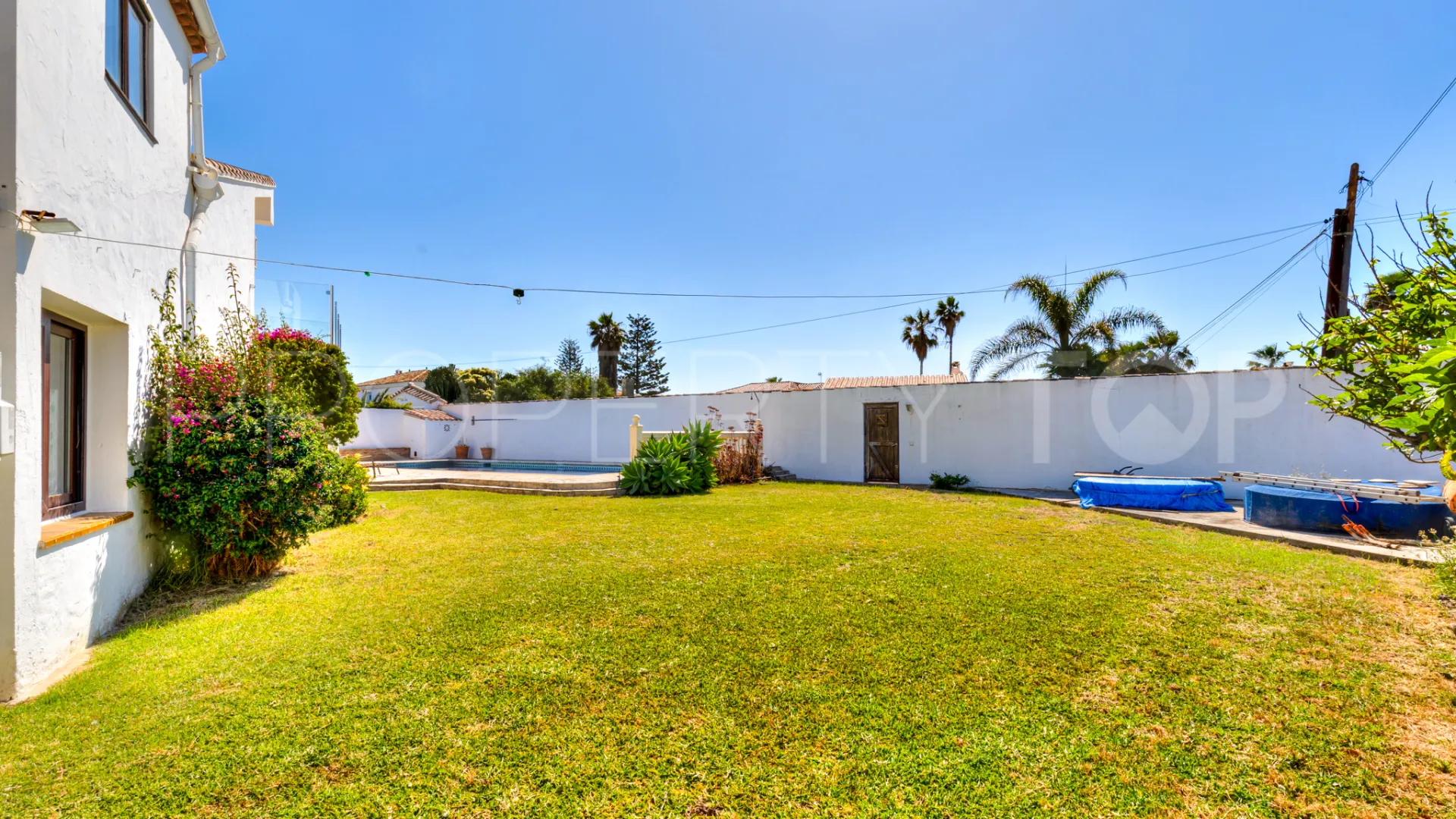 Chalet con 4 dormitorios a la venta en Estepona