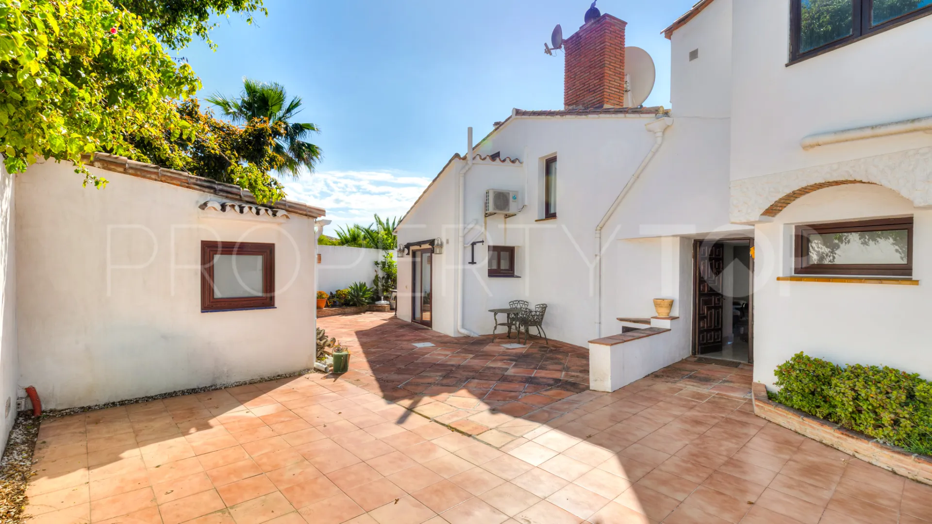 Chalet con 4 dormitorios a la venta en Estepona
