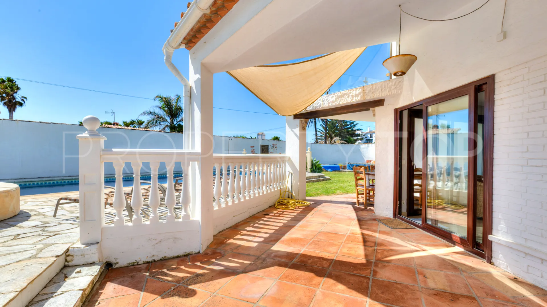 Chalet con 4 dormitorios a la venta en Estepona