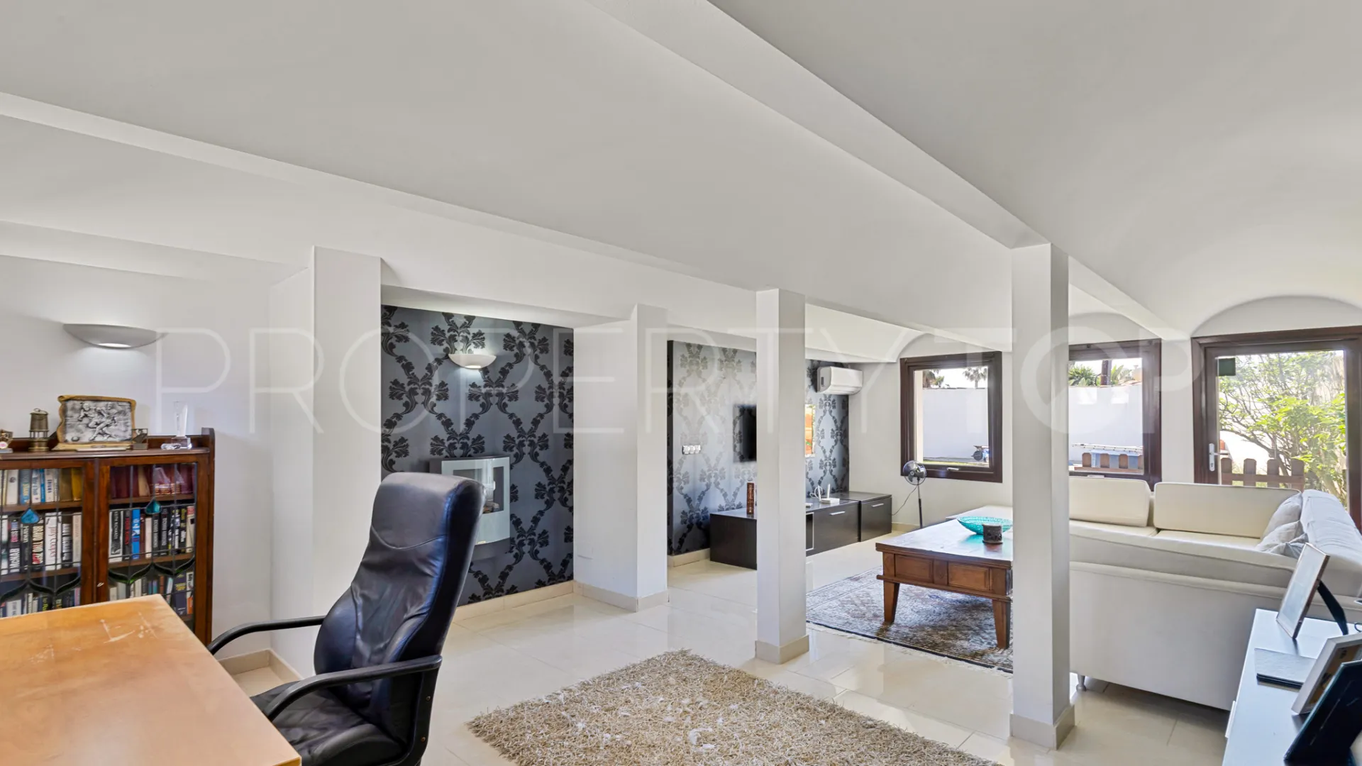 Chalet con 4 dormitorios a la venta en Estepona