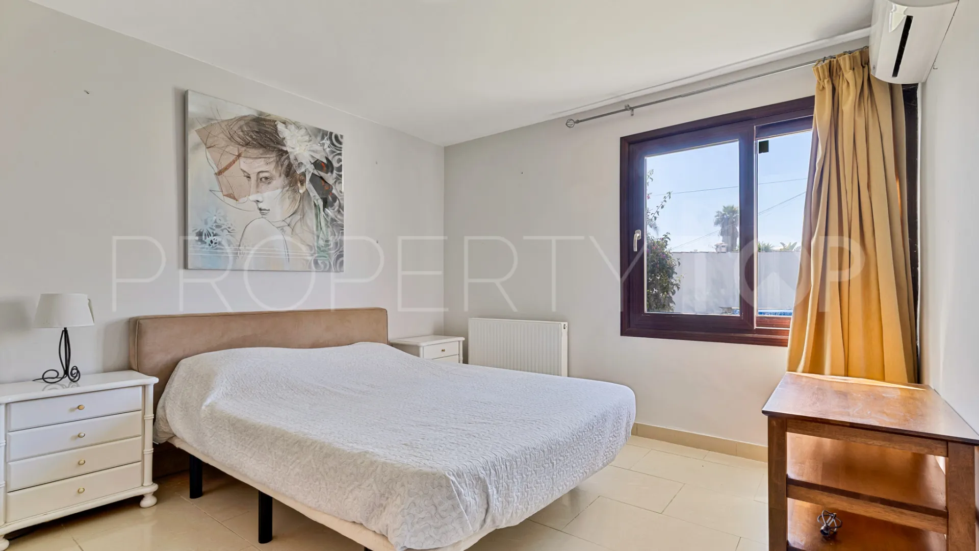 Chalet con 4 dormitorios a la venta en Estepona