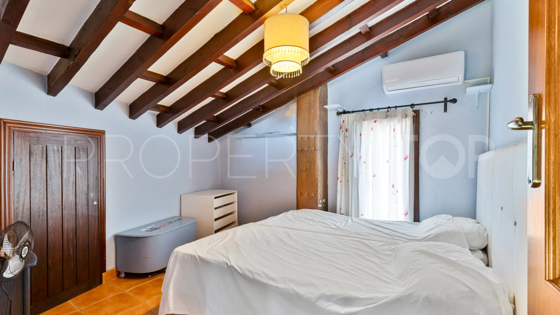 Chalet con 4 dormitorios a la venta en Estepona
