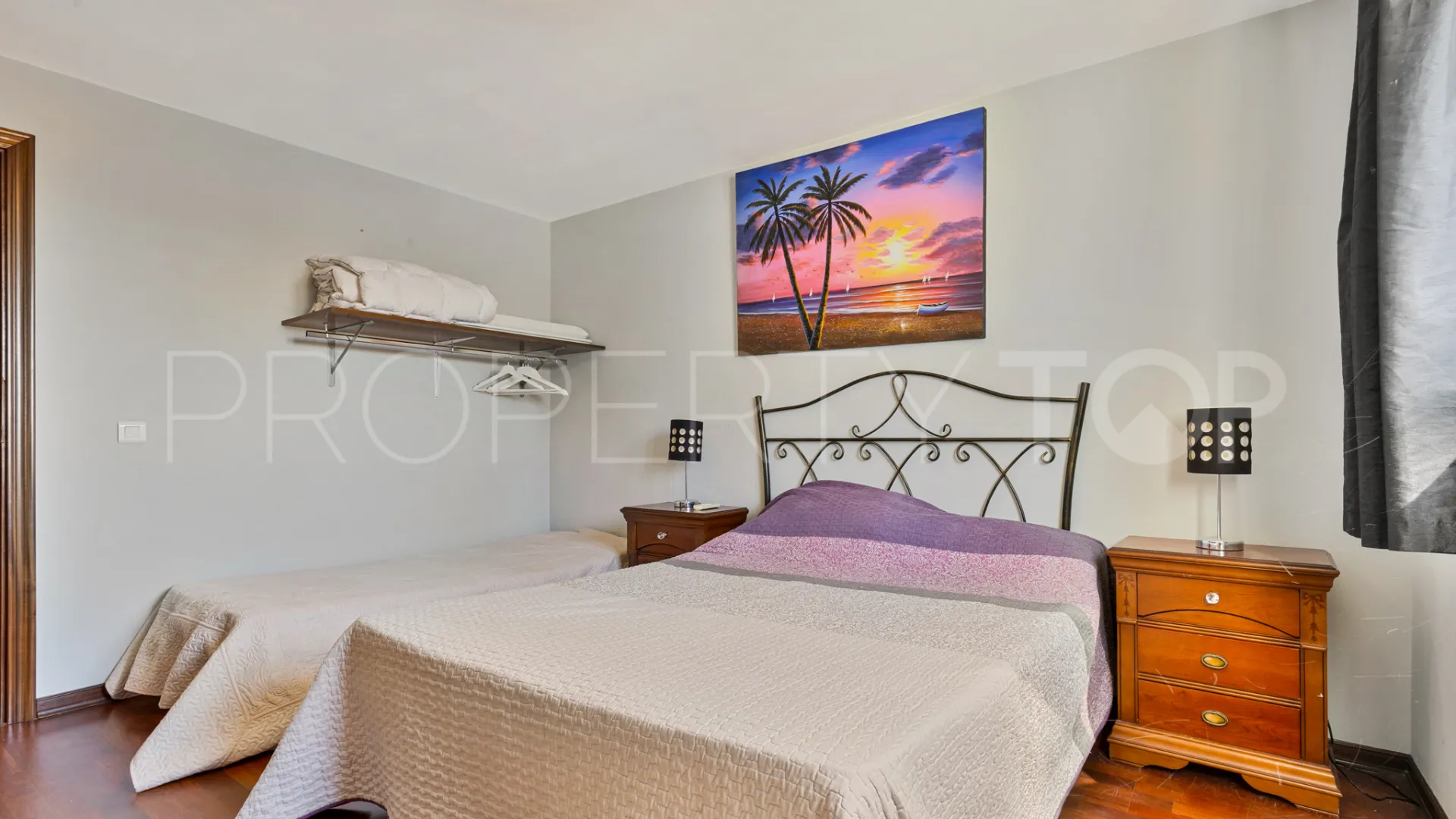 Chalet con 4 dormitorios a la venta en Estepona