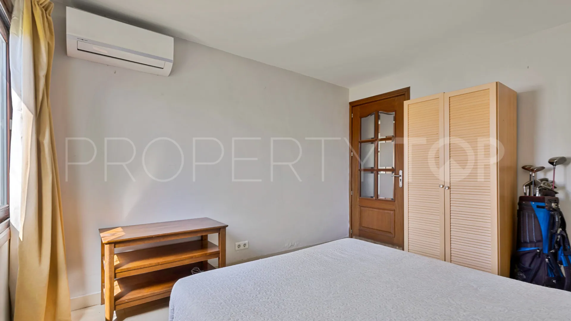 Chalet con 4 dormitorios a la venta en Estepona