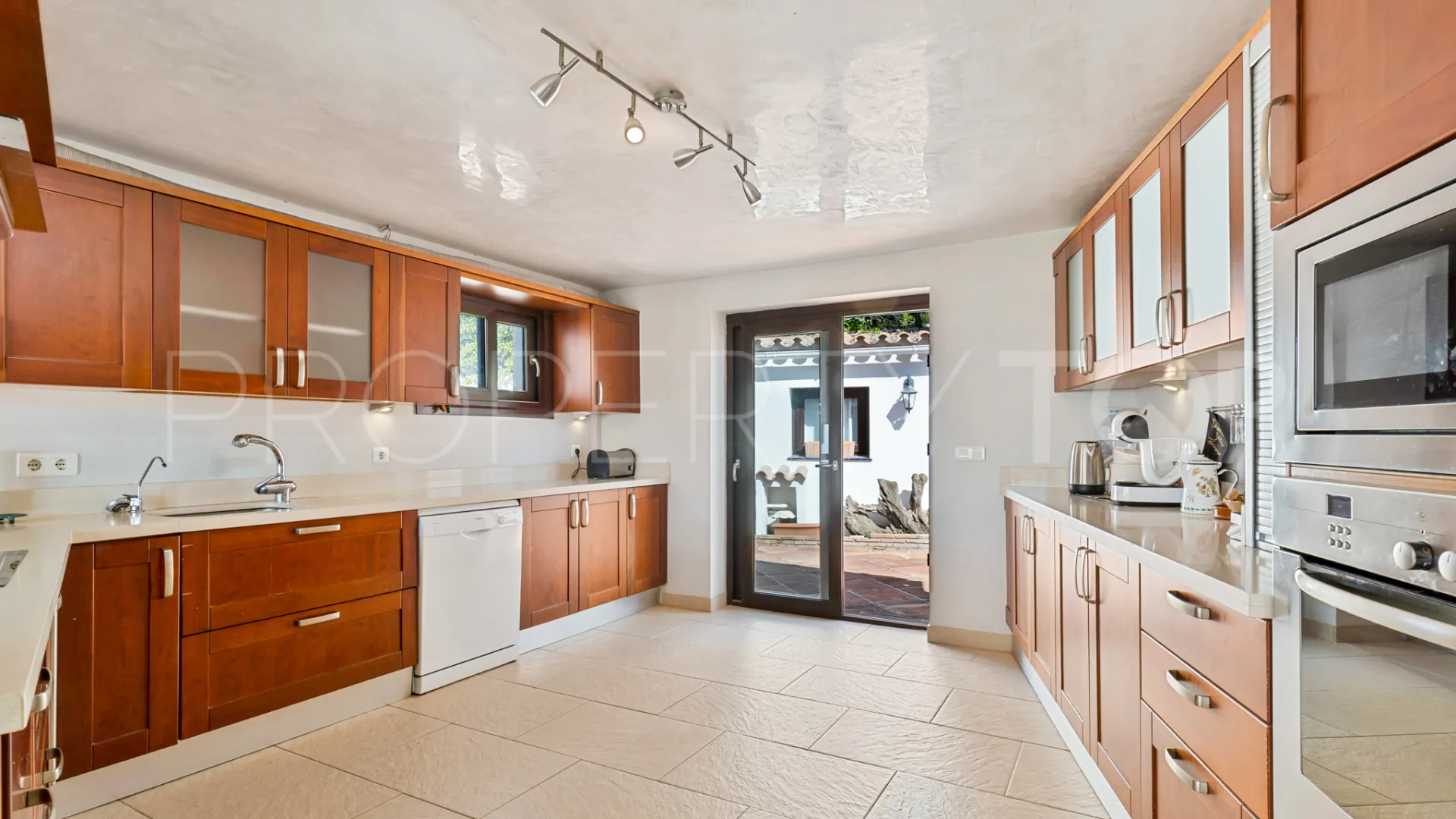Chalet con 4 dormitorios a la venta en Estepona