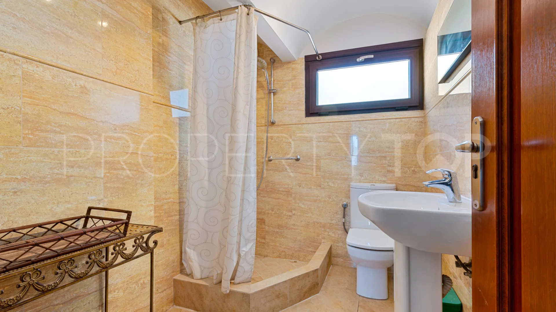 Chalet con 4 dormitorios a la venta en Estepona