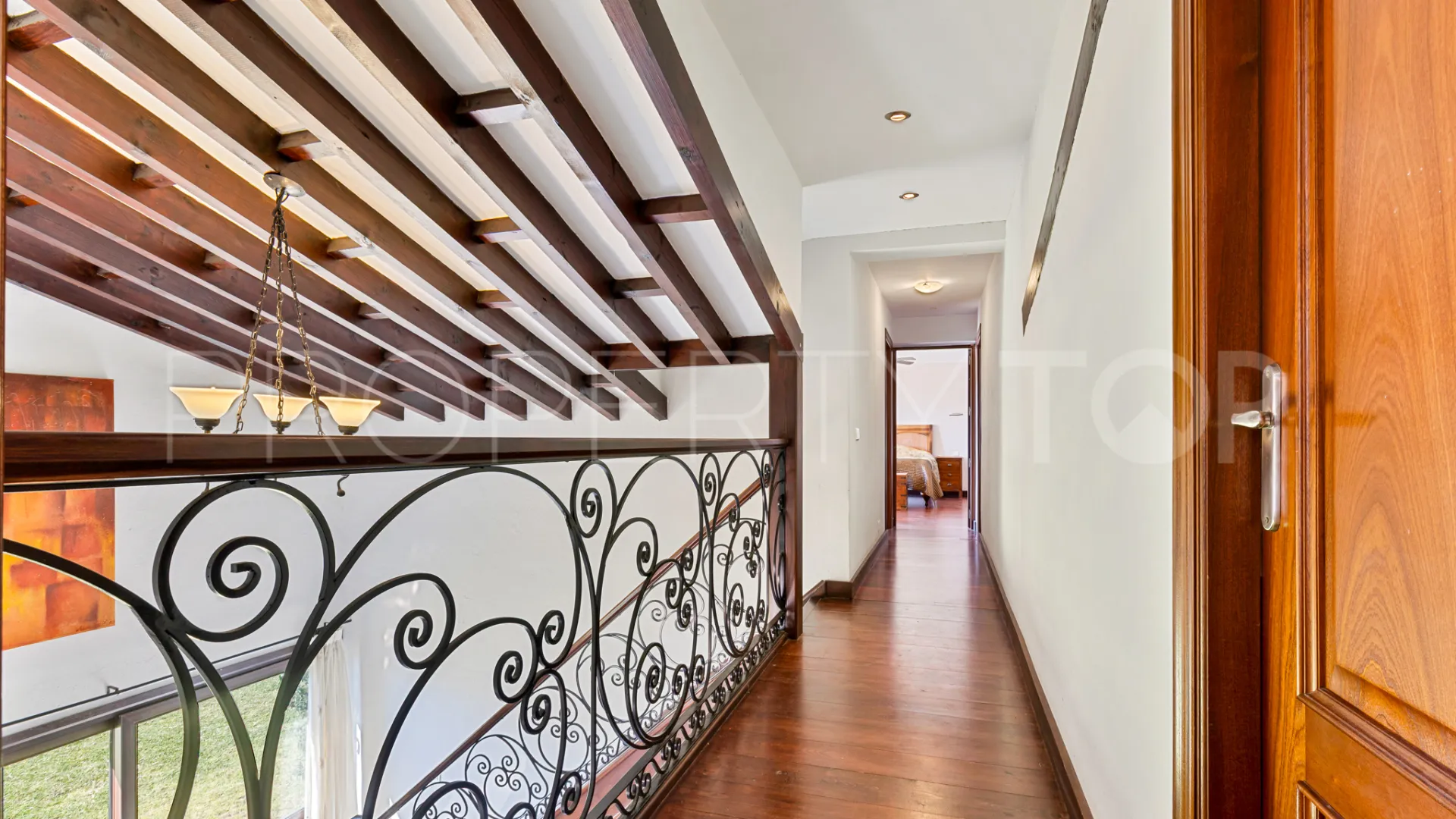 Chalet con 4 dormitorios a la venta en Estepona