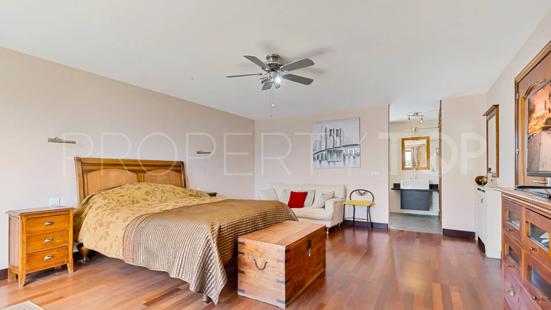 Chalet con 4 dormitorios a la venta en Estepona
