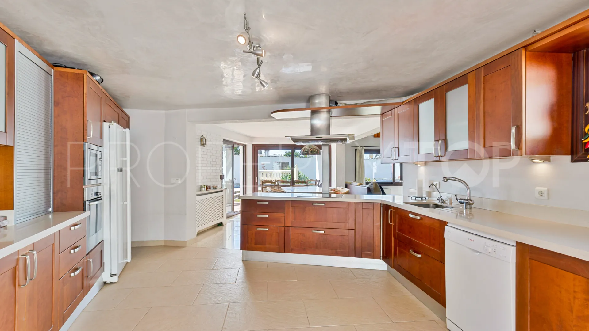 Chalet con 4 dormitorios a la venta en Estepona