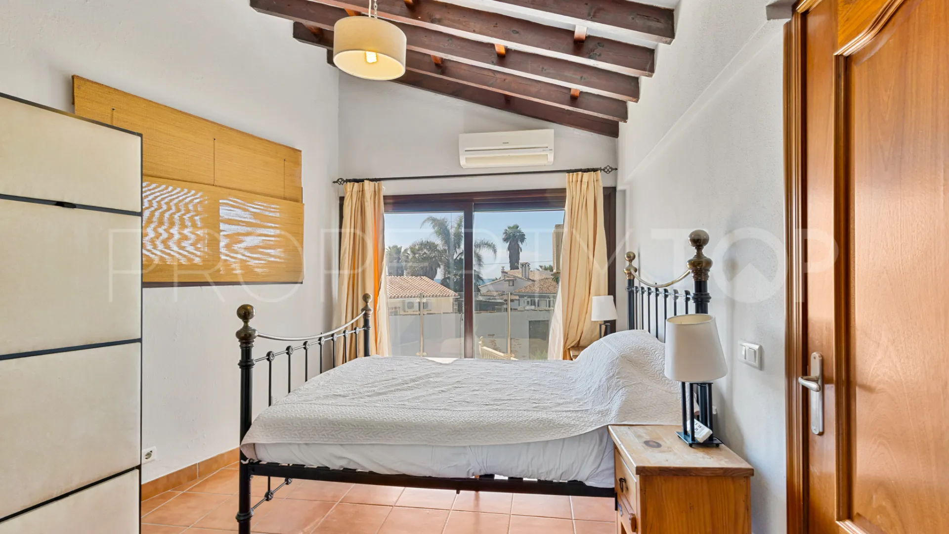 Chalet con 4 dormitorios a la venta en Estepona