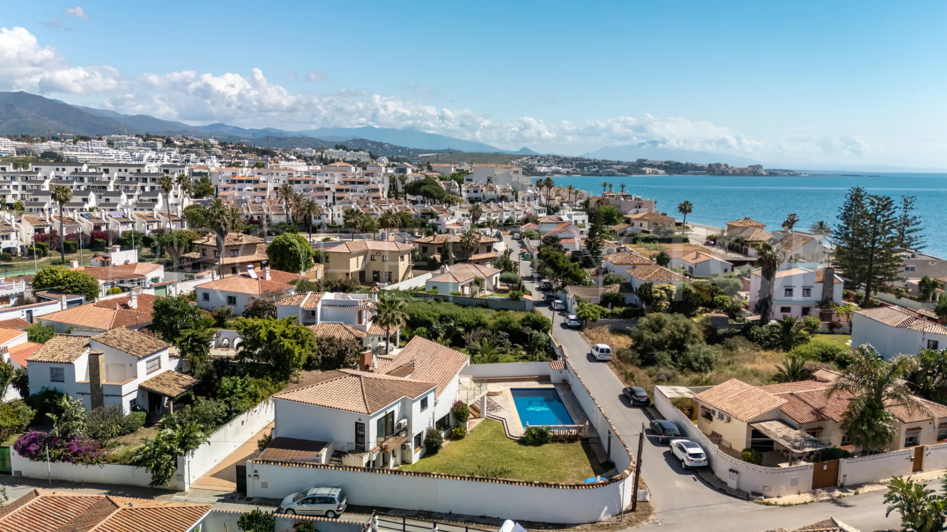 Chalet con 4 dormitorios a la venta en Estepona