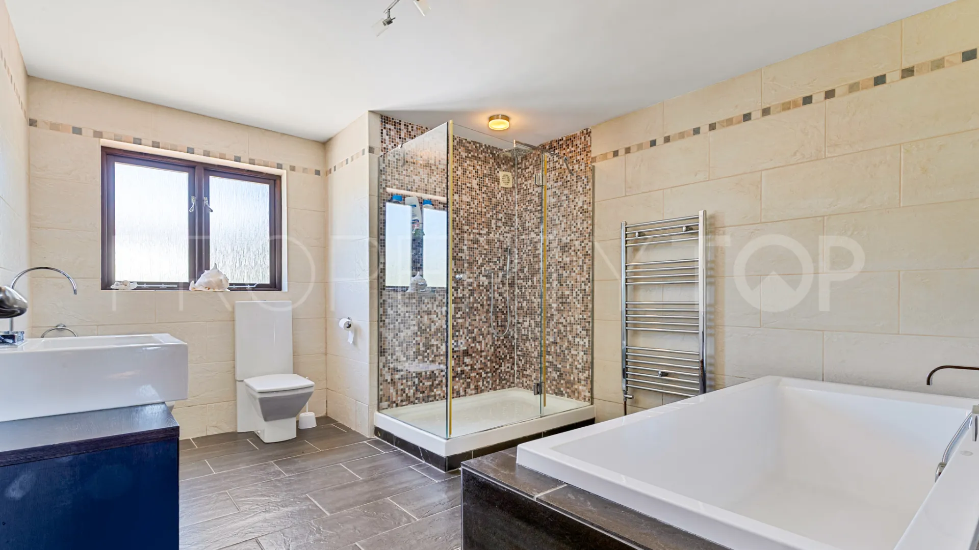 Chalet con 4 dormitorios a la venta en Estepona