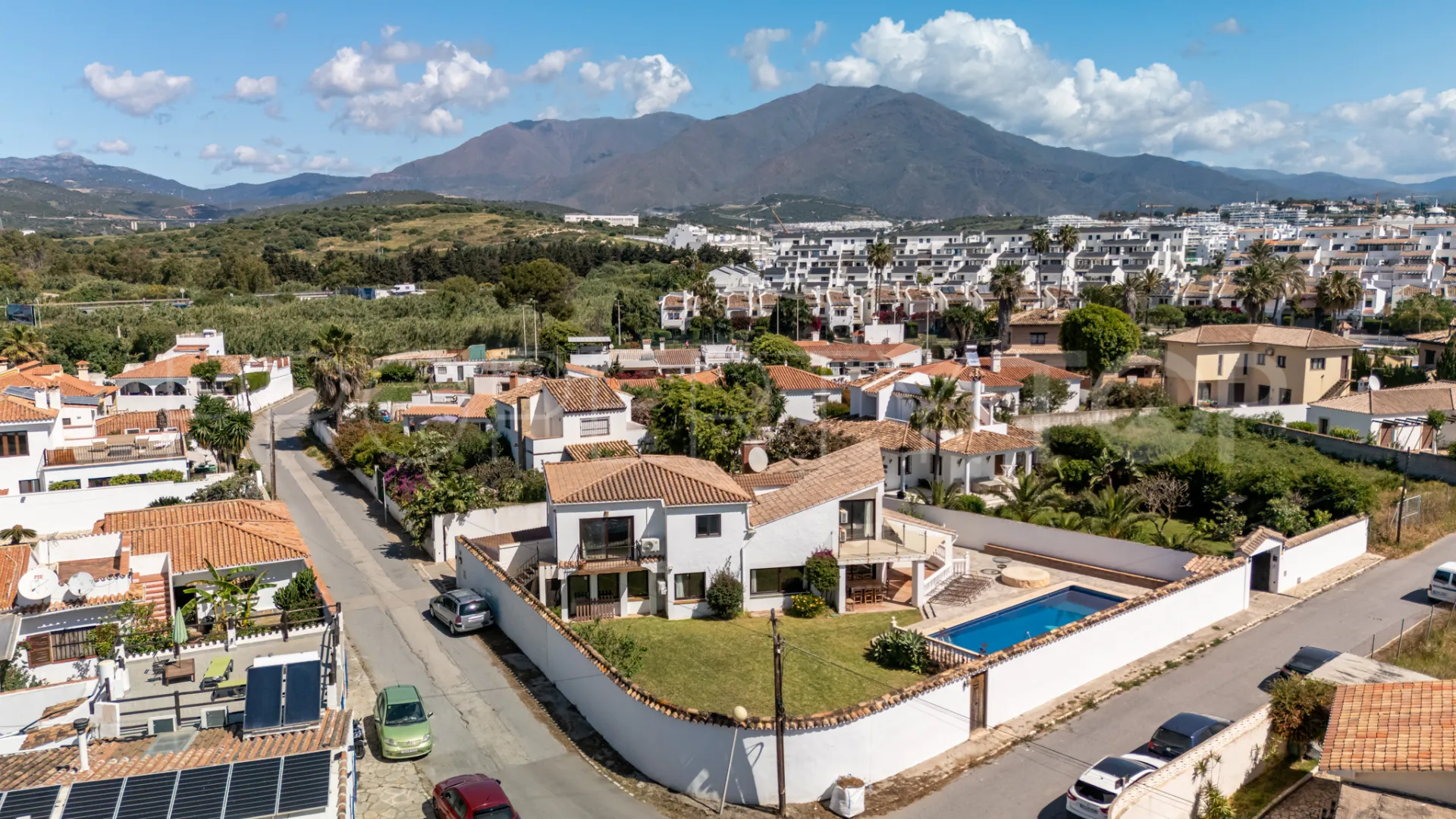 Chalet con 4 dormitorios a la venta en Estepona