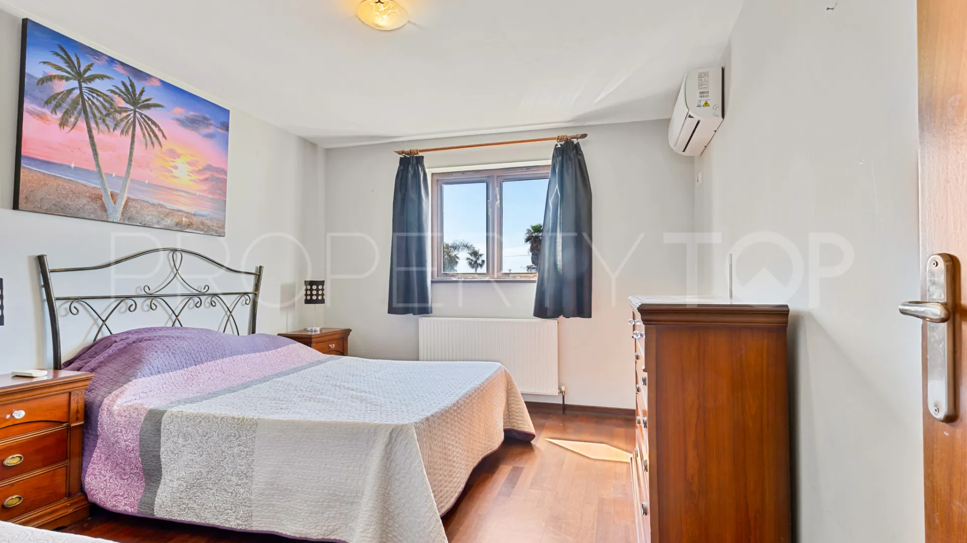 Chalet con 4 dormitorios a la venta en Estepona