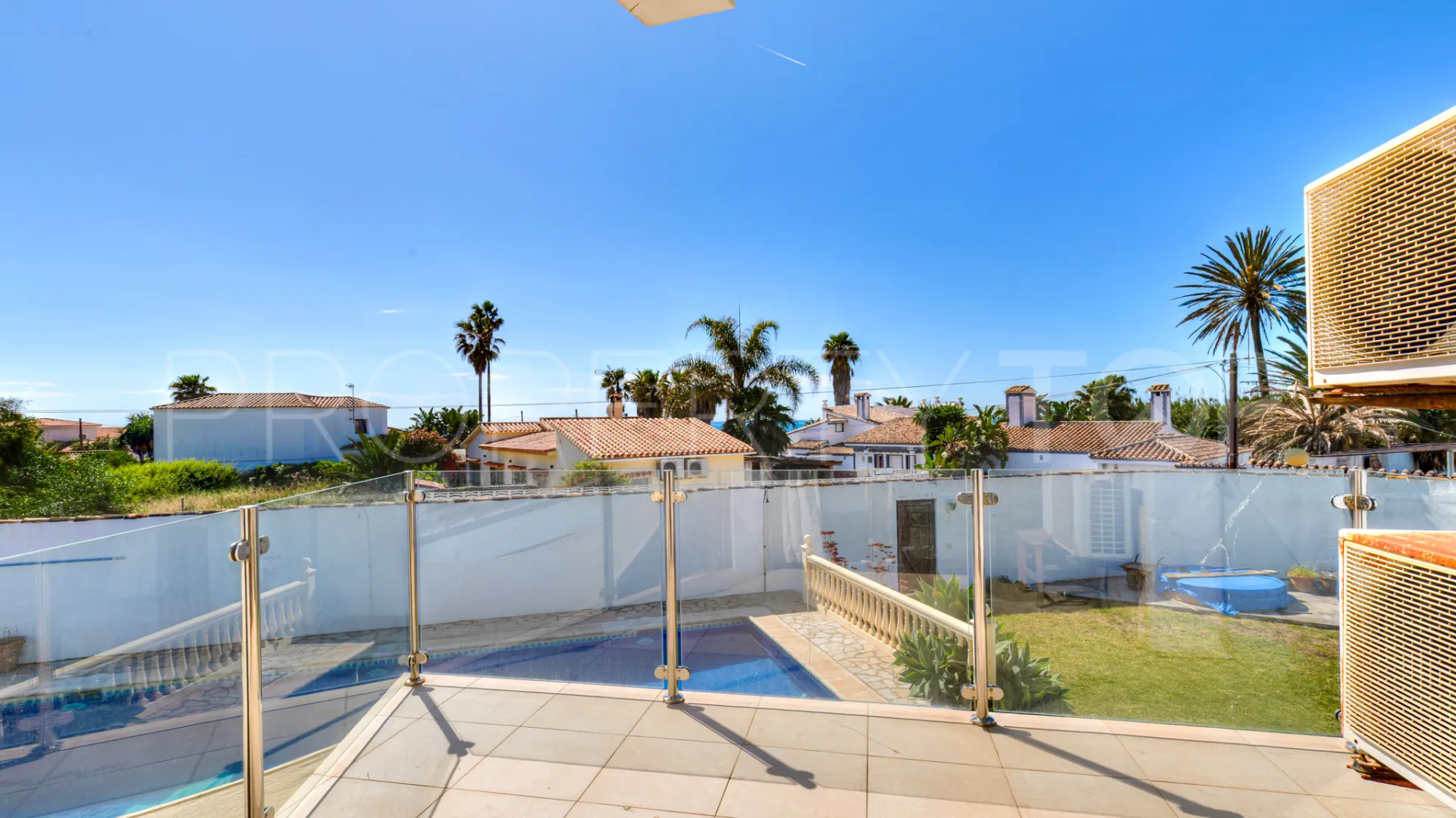 Chalet con 4 dormitorios a la venta en Estepona