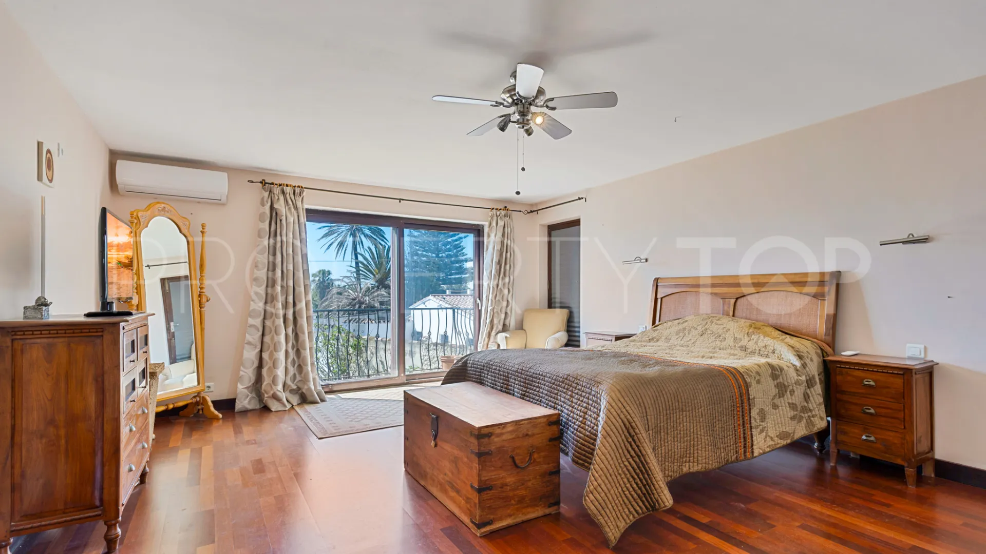 Chalet con 4 dormitorios a la venta en Estepona