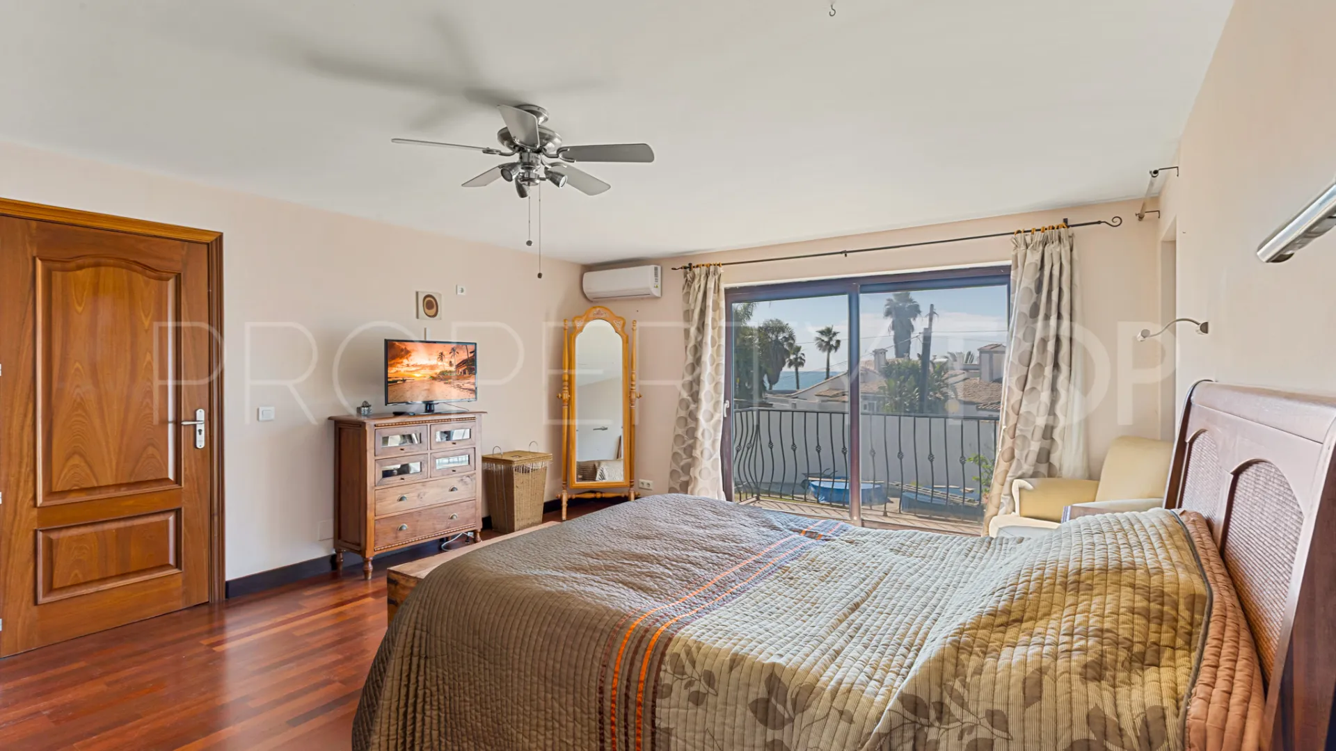 Chalet con 4 dormitorios a la venta en Estepona