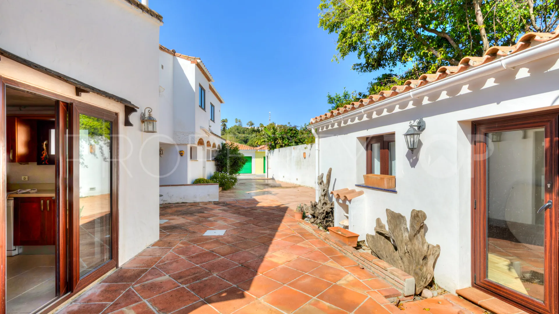 Chalet con 4 dormitorios a la venta en Estepona