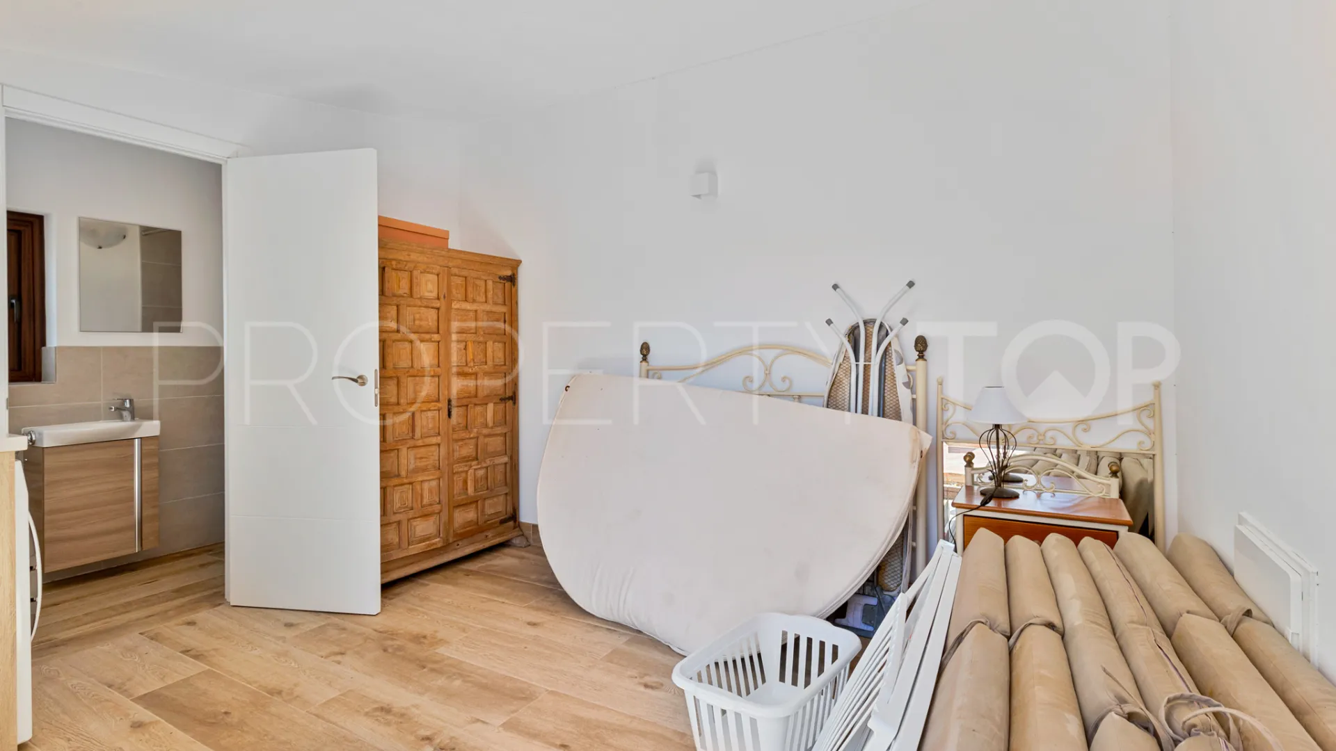 Chalet con 4 dormitorios a la venta en Estepona