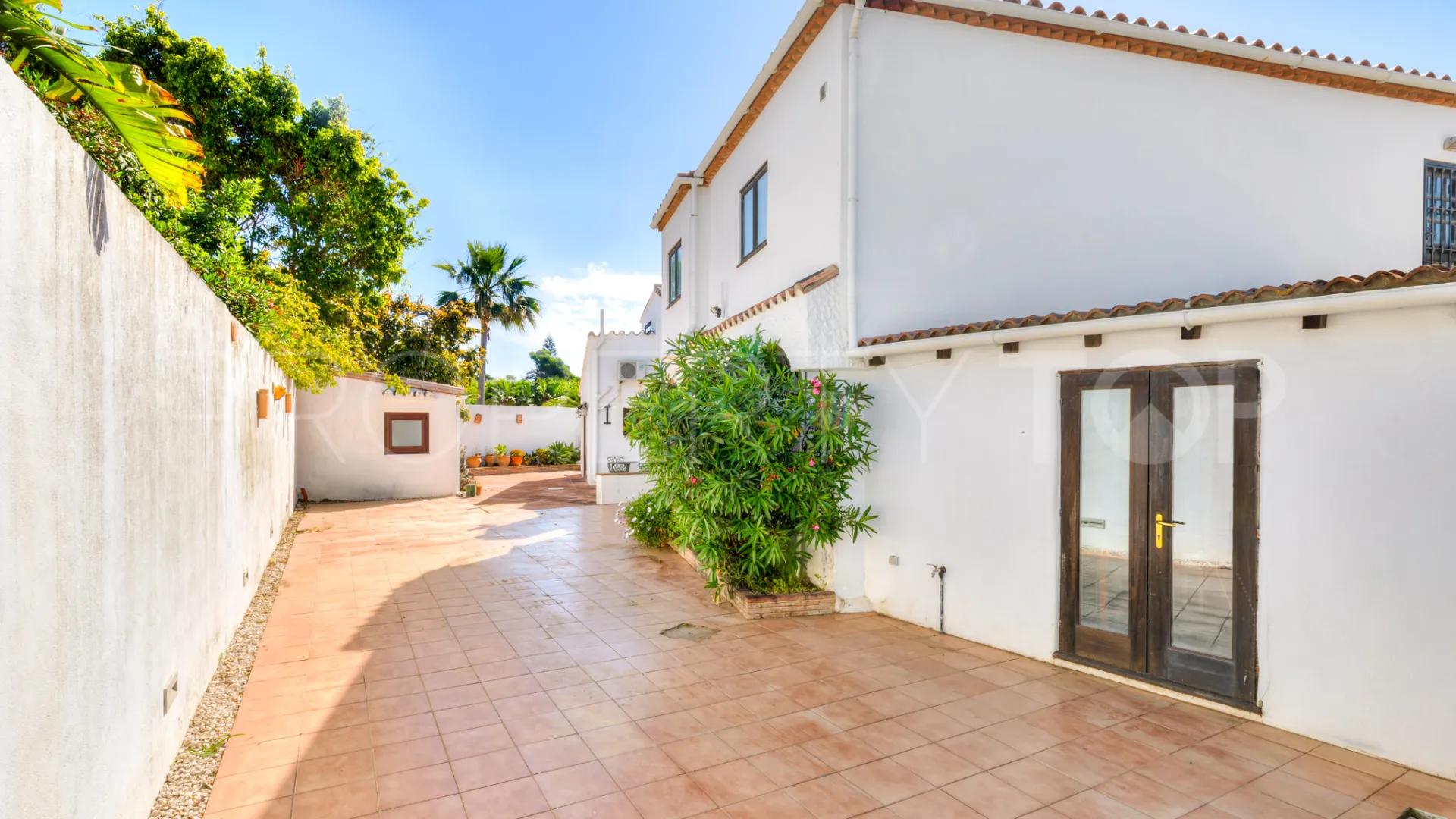 Chalet con 4 dormitorios a la venta en Estepona