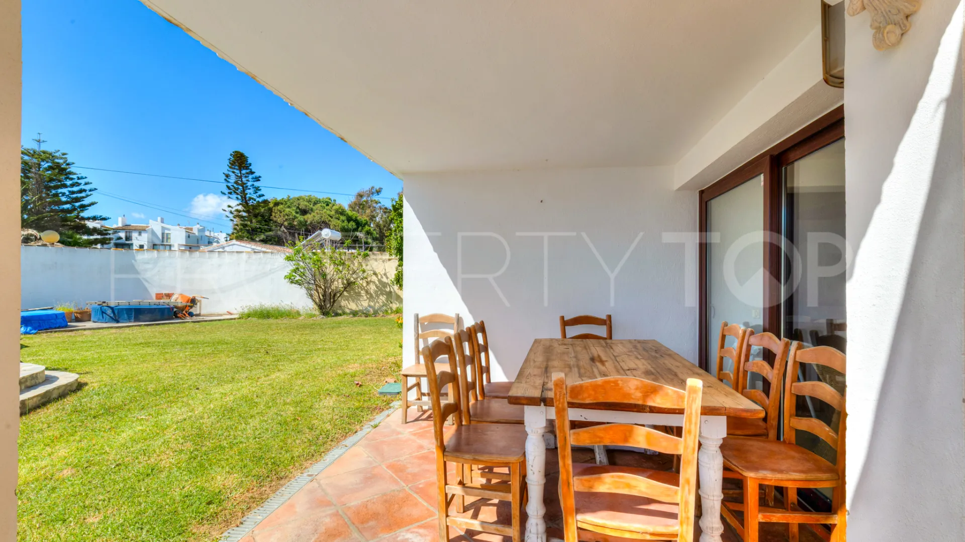 Chalet con 4 dormitorios a la venta en Estepona