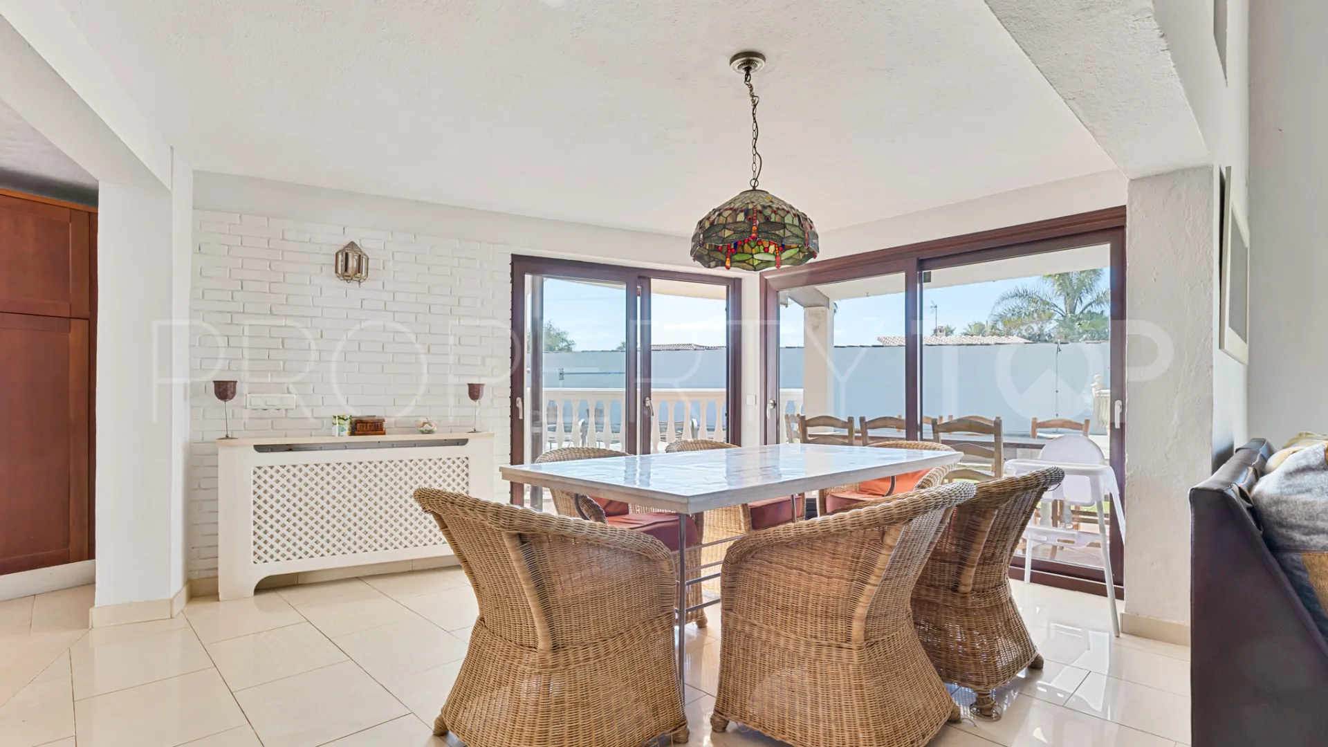 Chalet con 4 dormitorios a la venta en Estepona