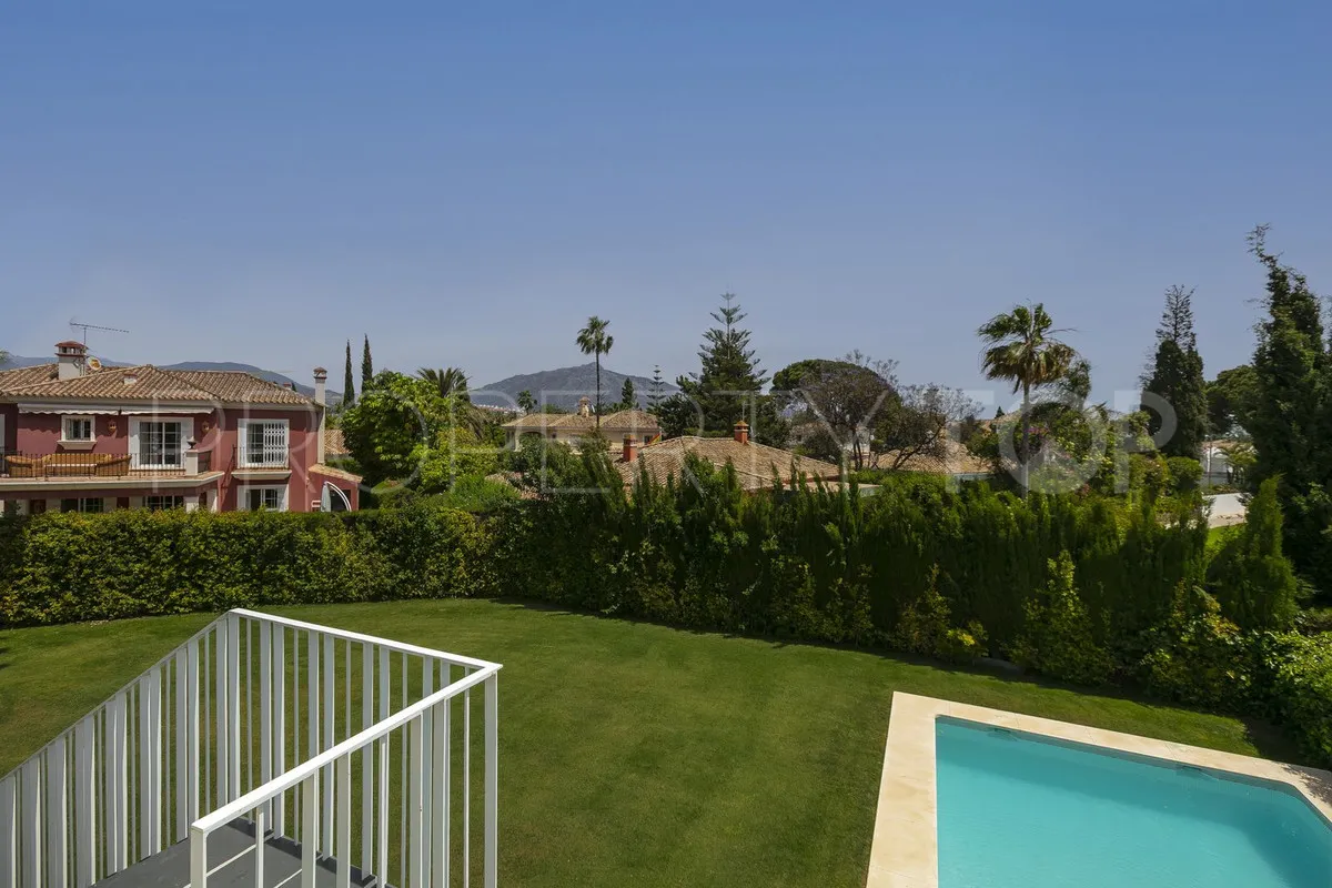 Comprar villa de 4 dormitorios en Guadalmina Alta