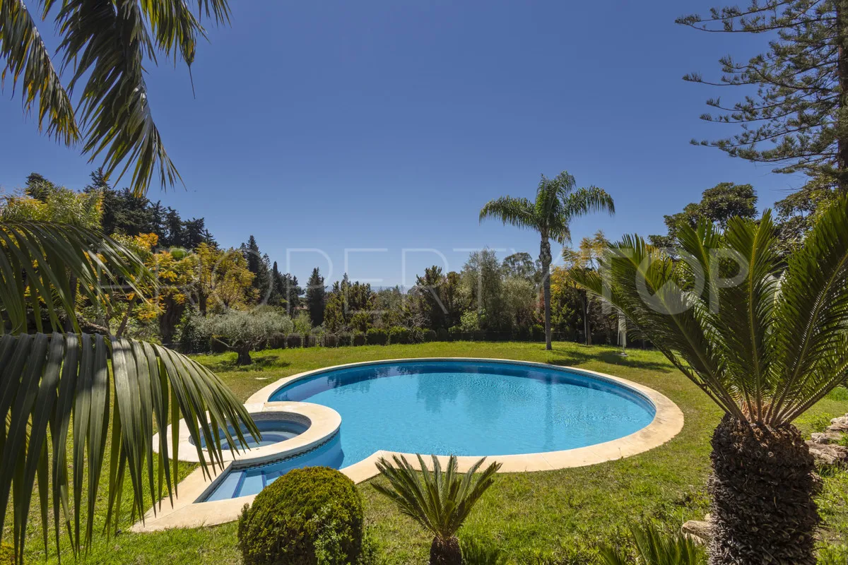 Se vende villa con 14 dormitorios en Marbella Ciudad