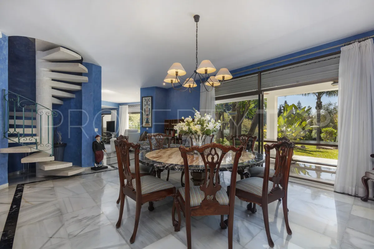 Se vende villa con 14 dormitorios en Marbella Ciudad