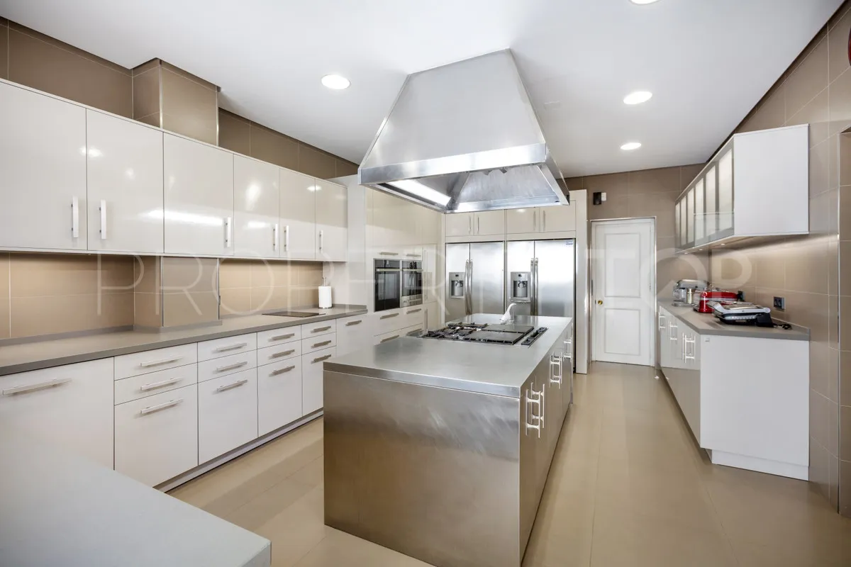 Se vende villa con 14 dormitorios en Marbella Ciudad