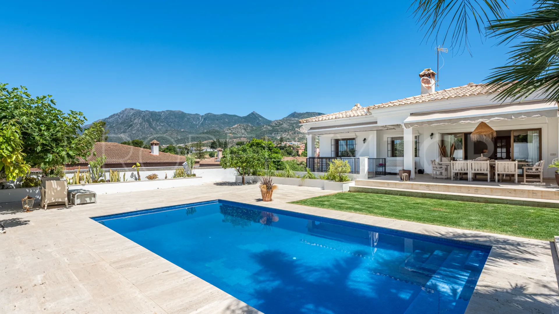 Se vende villa de 5 dormitorios en Marbella Este