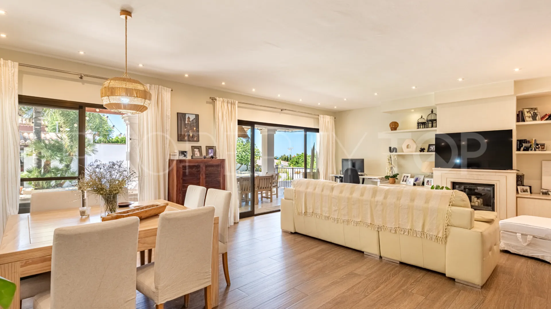 Se vende villa de 5 dormitorios en Marbella Este