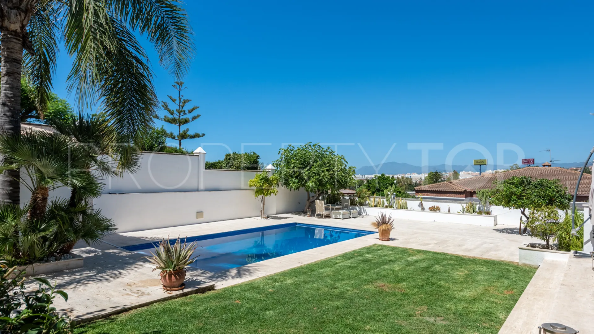 Se vende villa de 5 dormitorios en Marbella Este