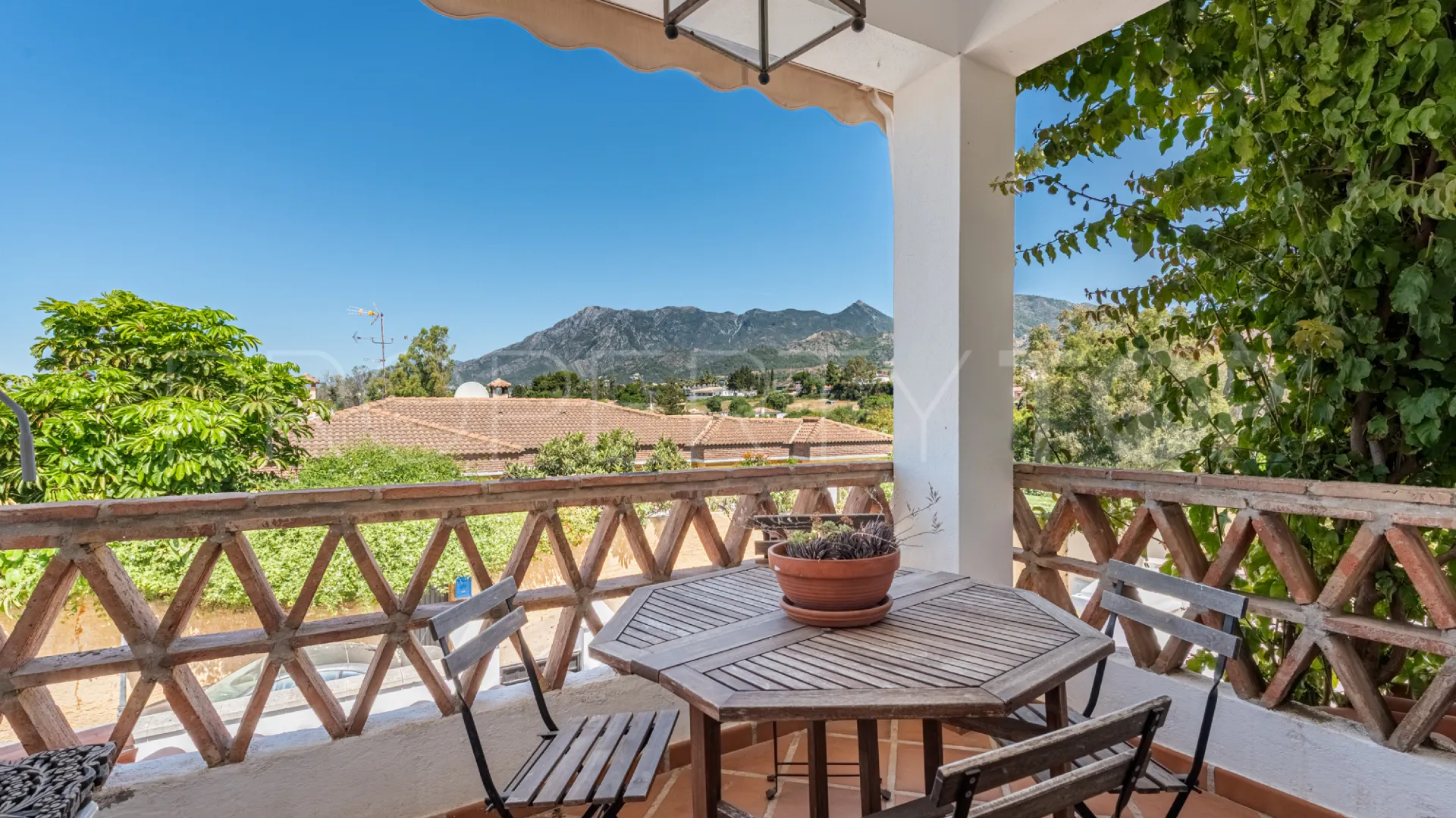 Se vende villa de 5 dormitorios en Marbella Este