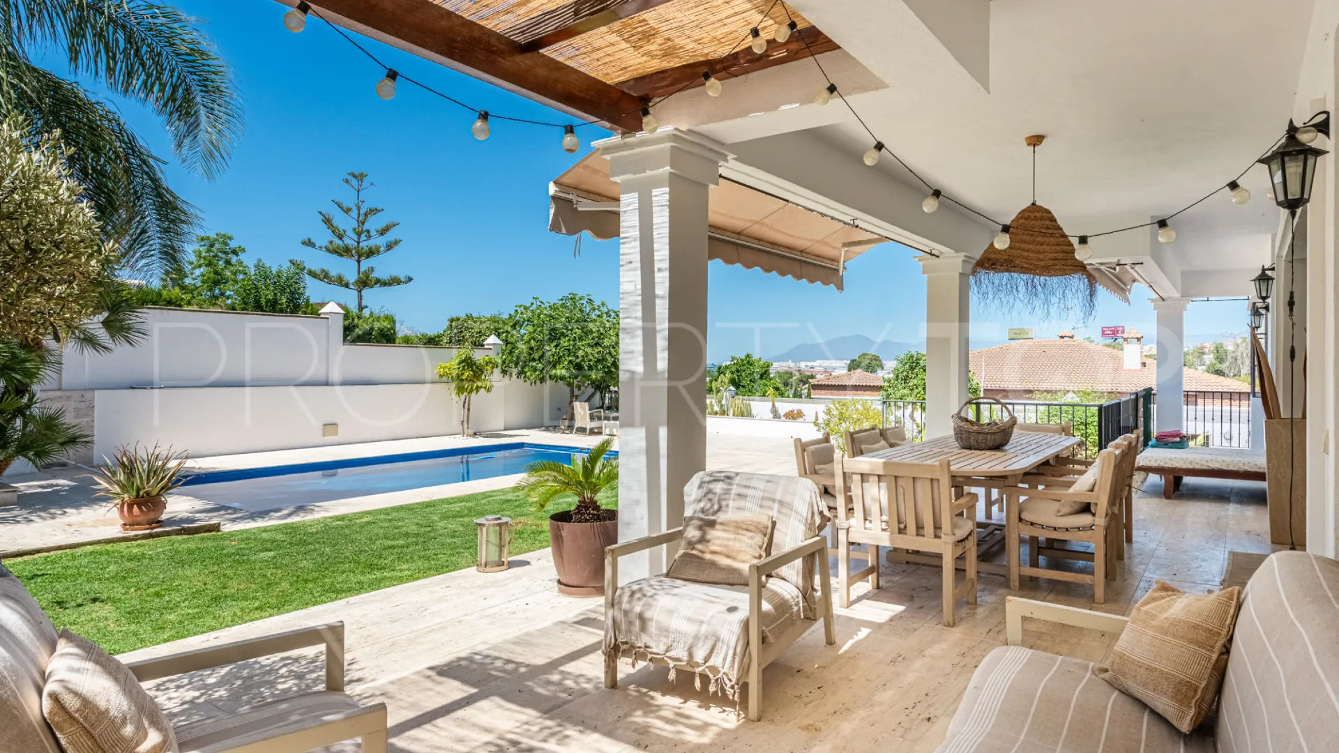 Se vende villa de 5 dormitorios en Marbella Este