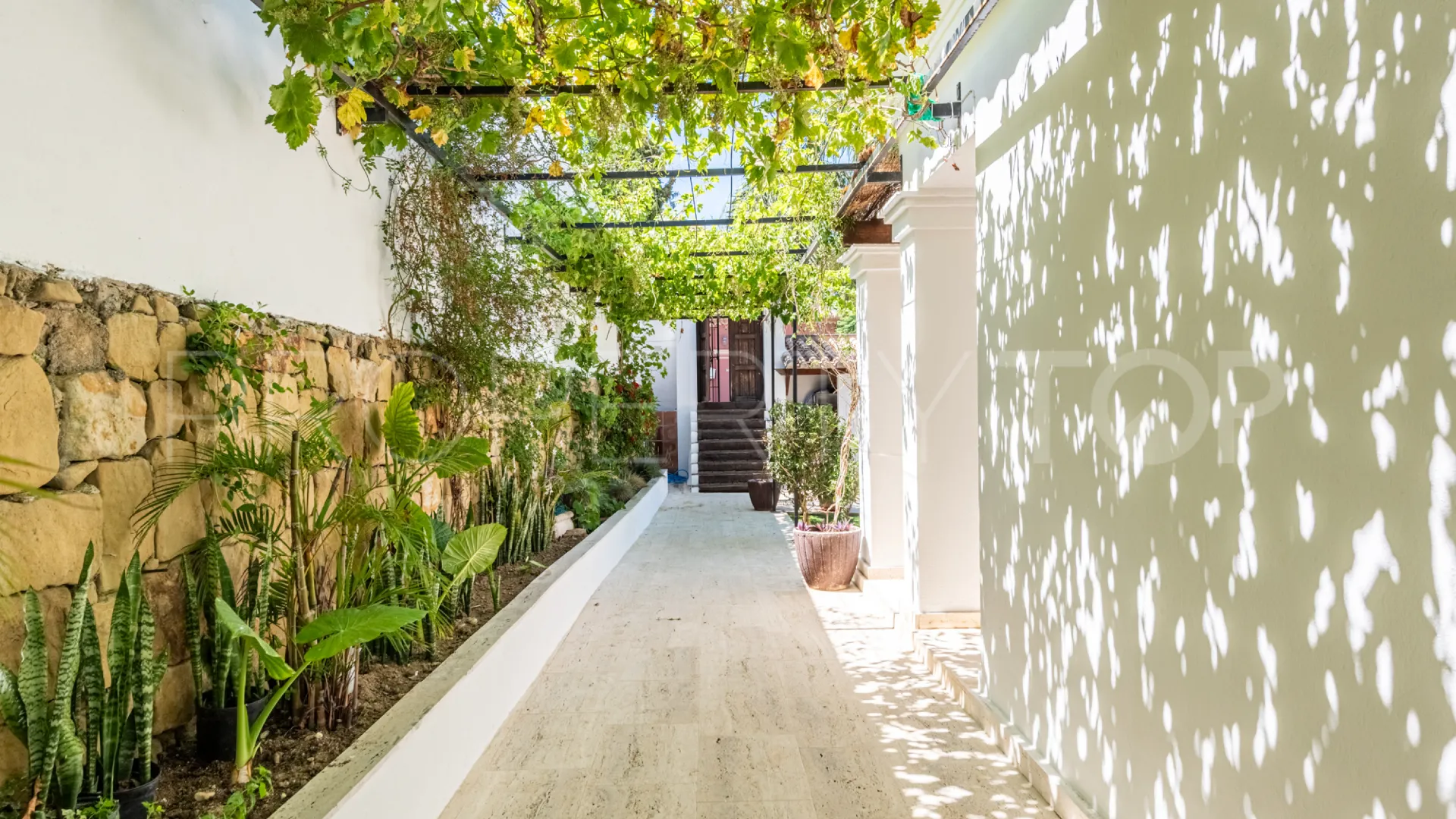 Se vende villa de 5 dormitorios en Marbella Este