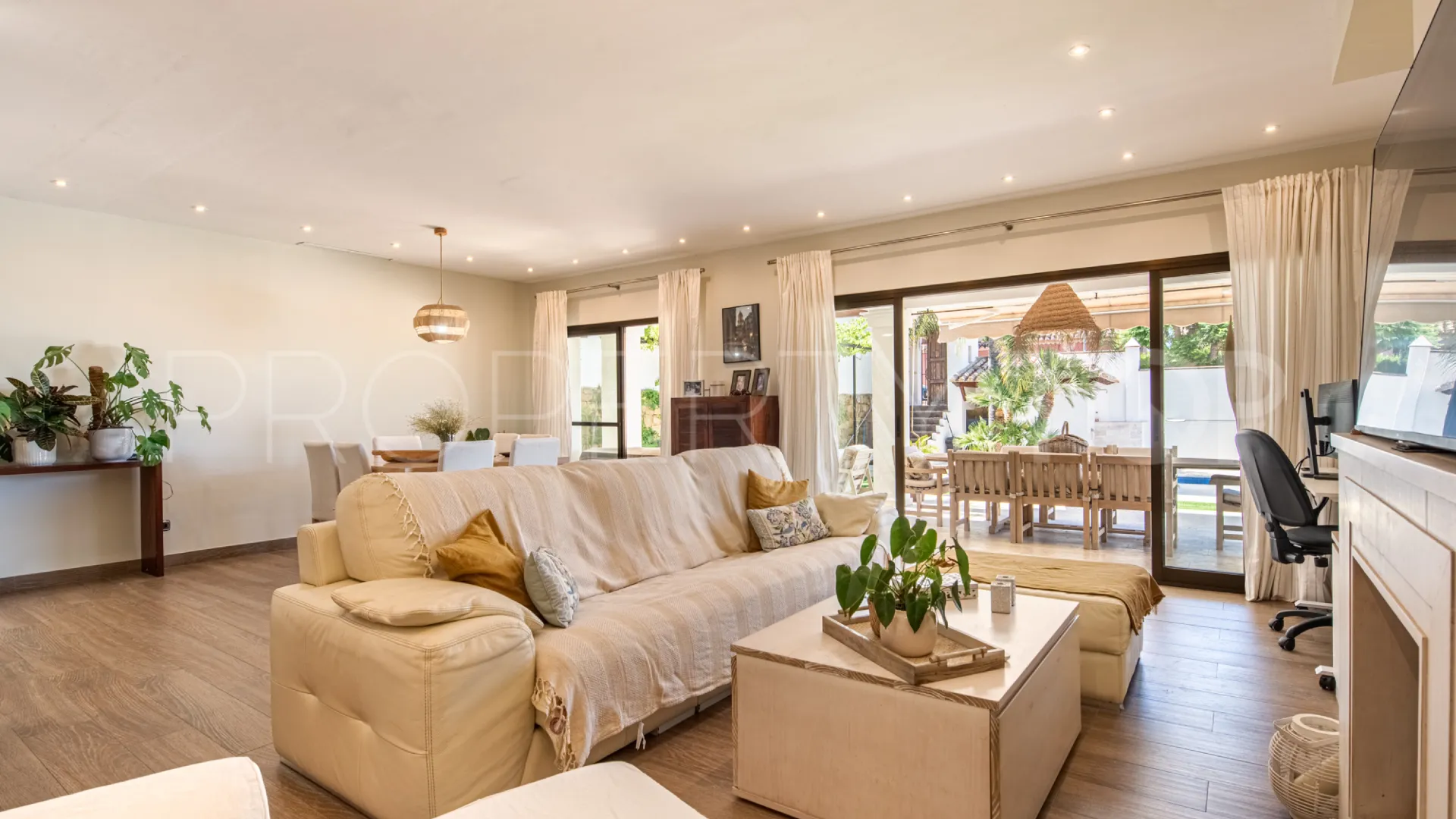 Se vende villa de 5 dormitorios en Marbella Este