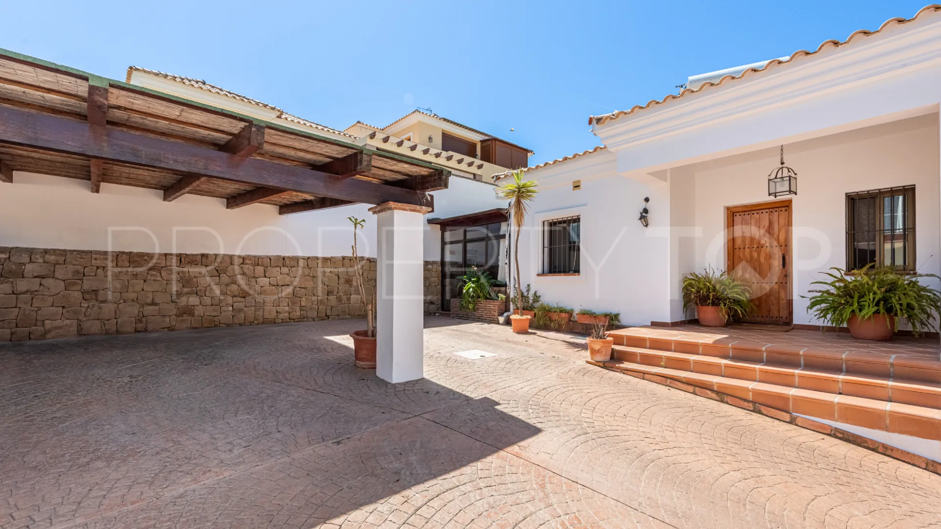 Se vende villa de 5 dormitorios en Marbella Este