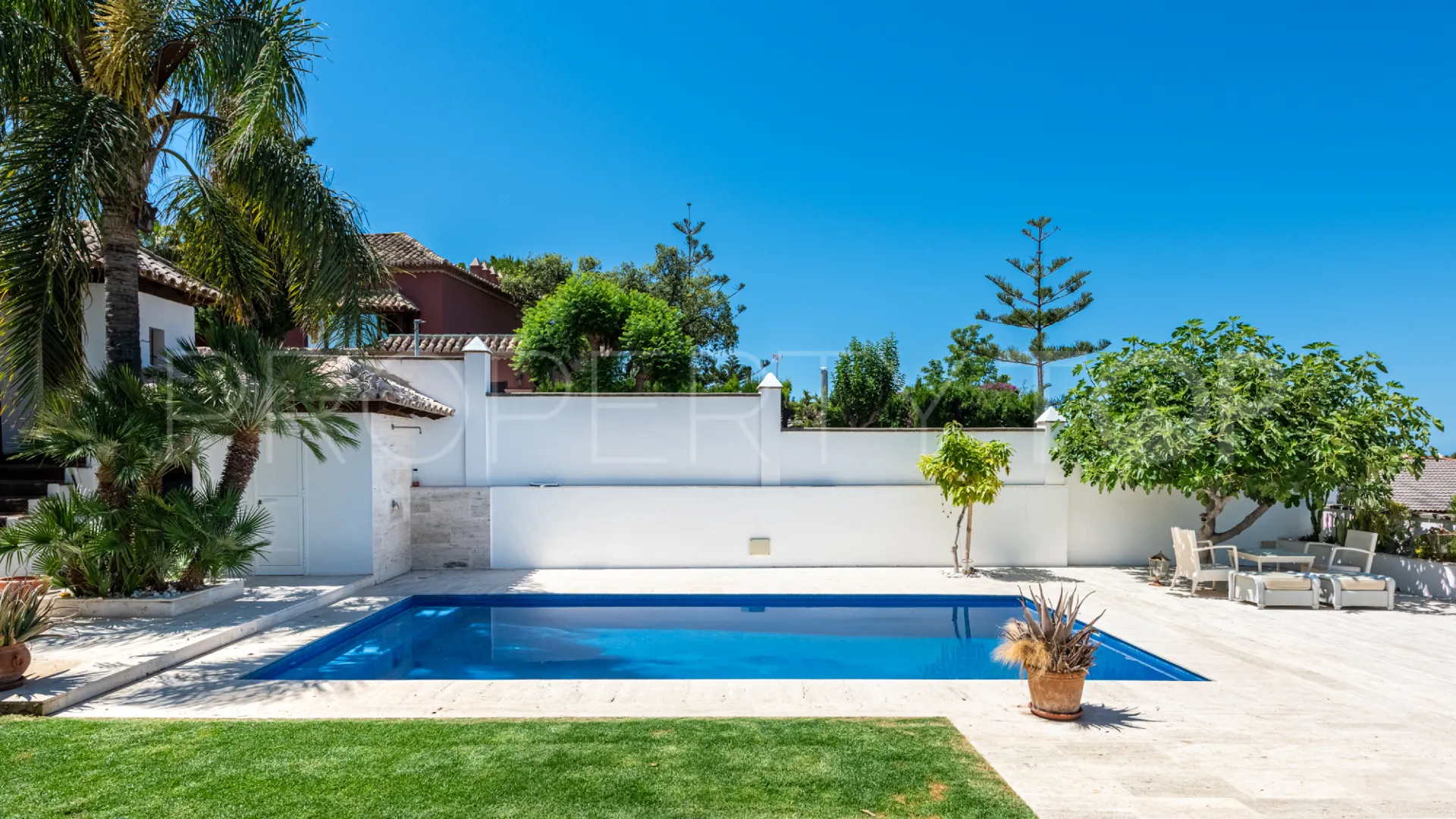 Se vende villa de 5 dormitorios en Marbella Este