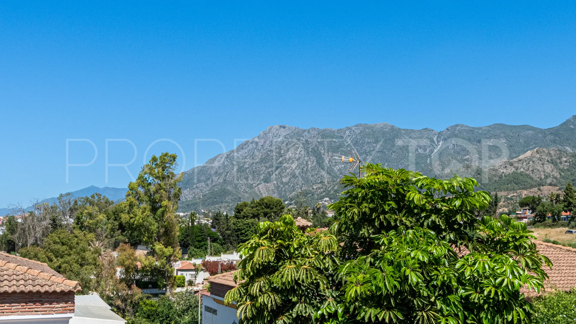 Se vende villa de 5 dormitorios en Marbella Este