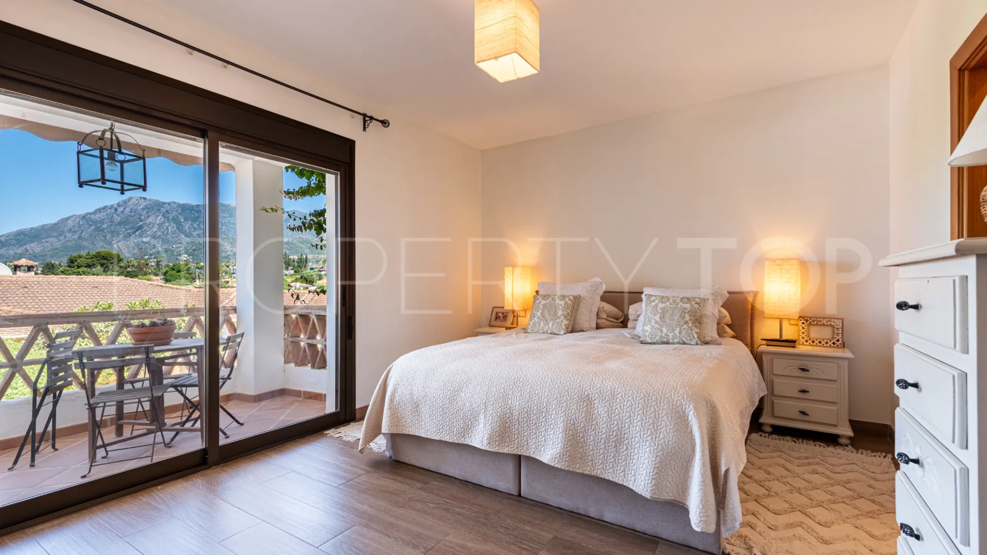 Se vende villa de 5 dormitorios en Marbella Este