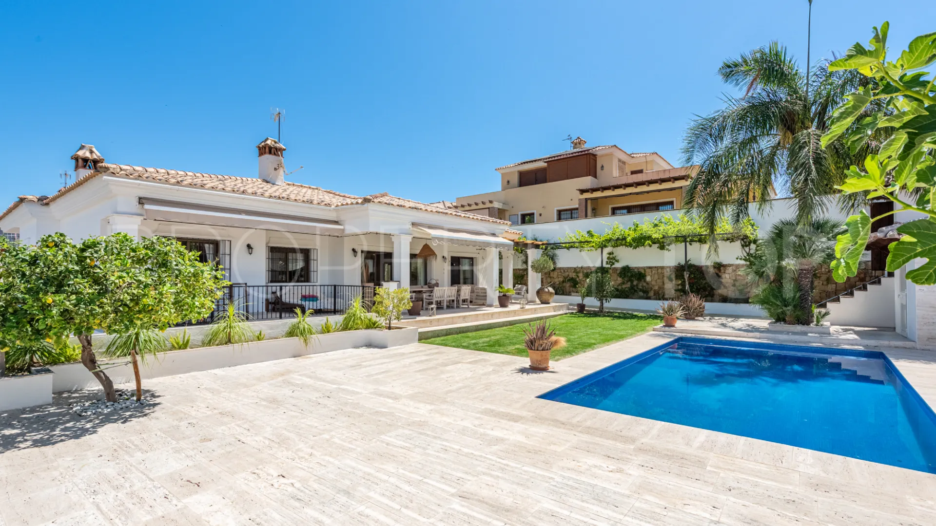 Se vende villa de 5 dormitorios en Marbella Este