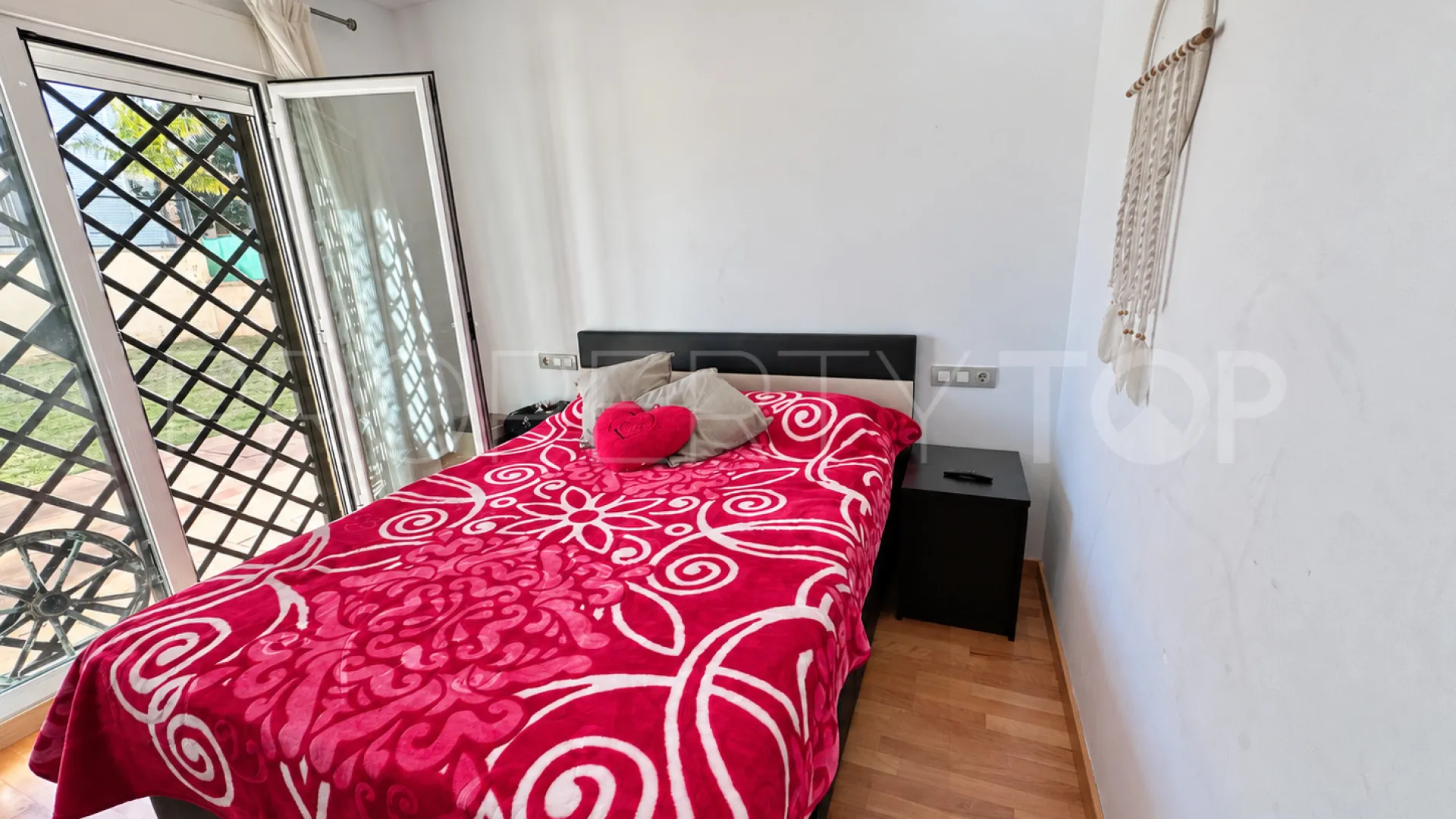 Ground floor apartment with 3 bedrooms for sale in Las Joyas