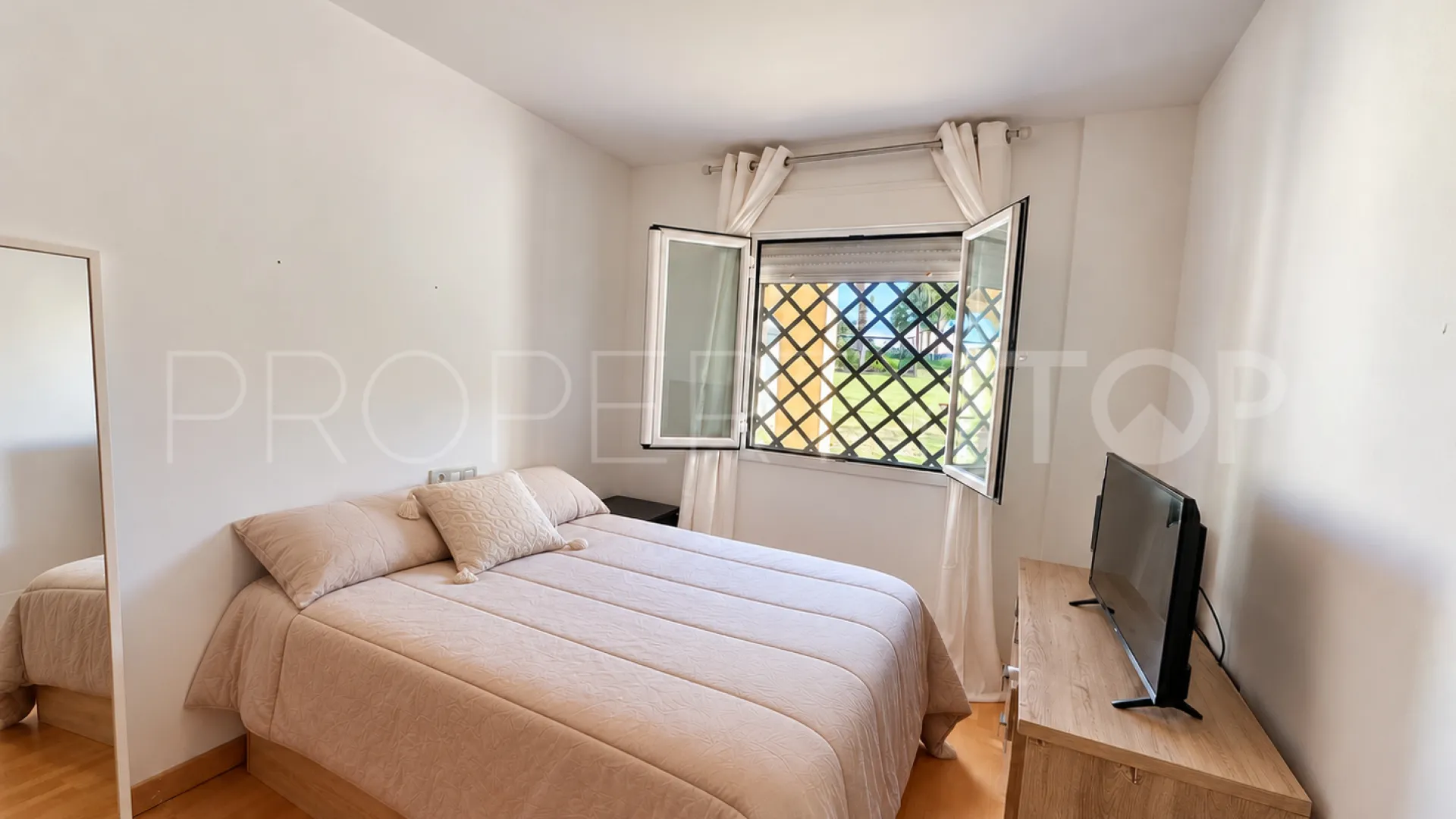 Ground floor apartment with 3 bedrooms for sale in Las Joyas