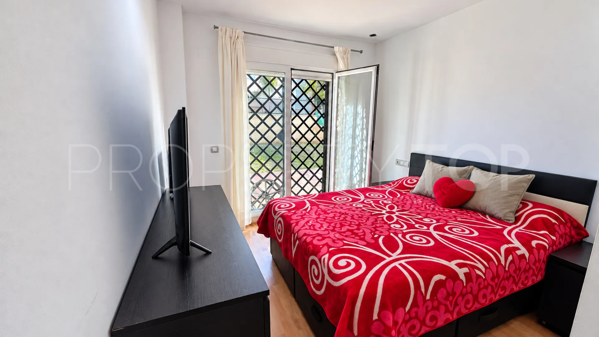 Ground floor apartment with 3 bedrooms for sale in Las Joyas