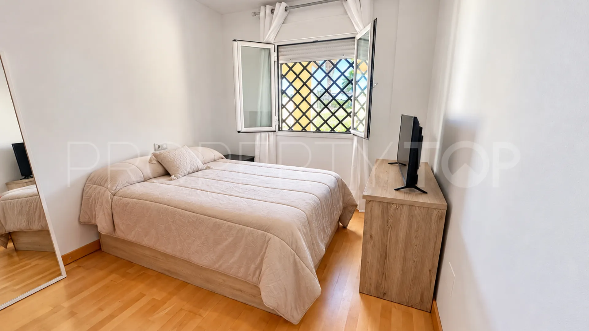 Ground floor apartment with 3 bedrooms for sale in Las Joyas
