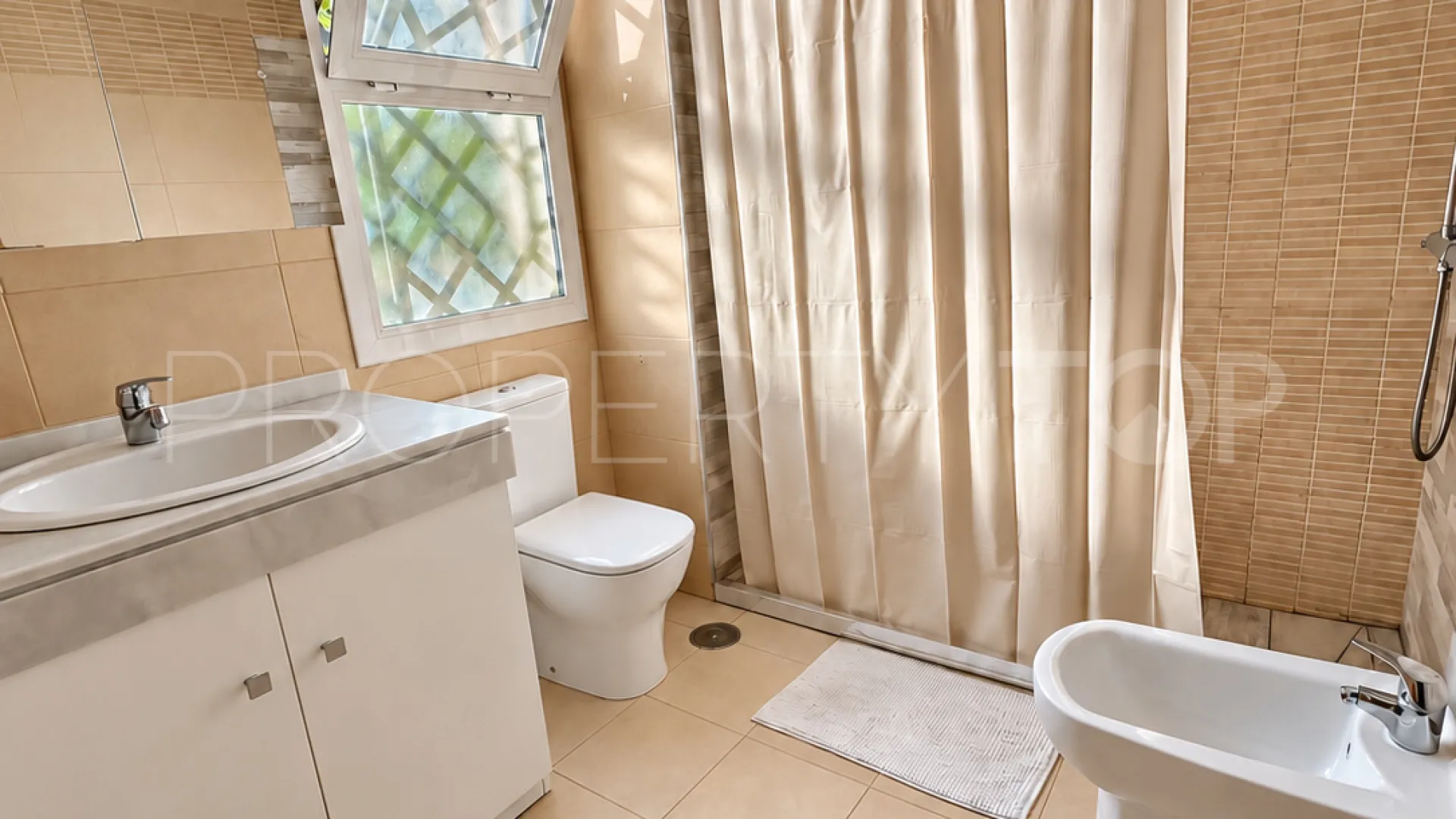 Ground floor apartment with 3 bedrooms for sale in Las Joyas