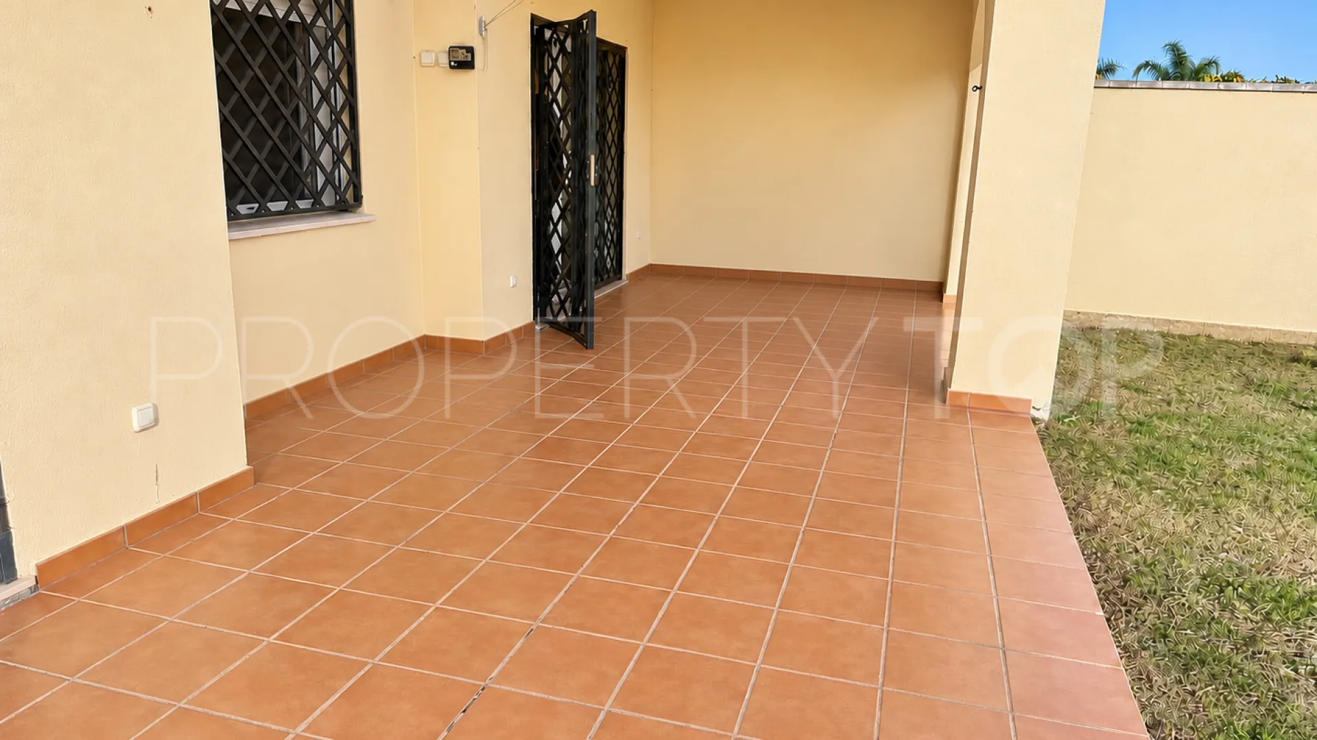 Ground floor apartment with 3 bedrooms for sale in Las Joyas
