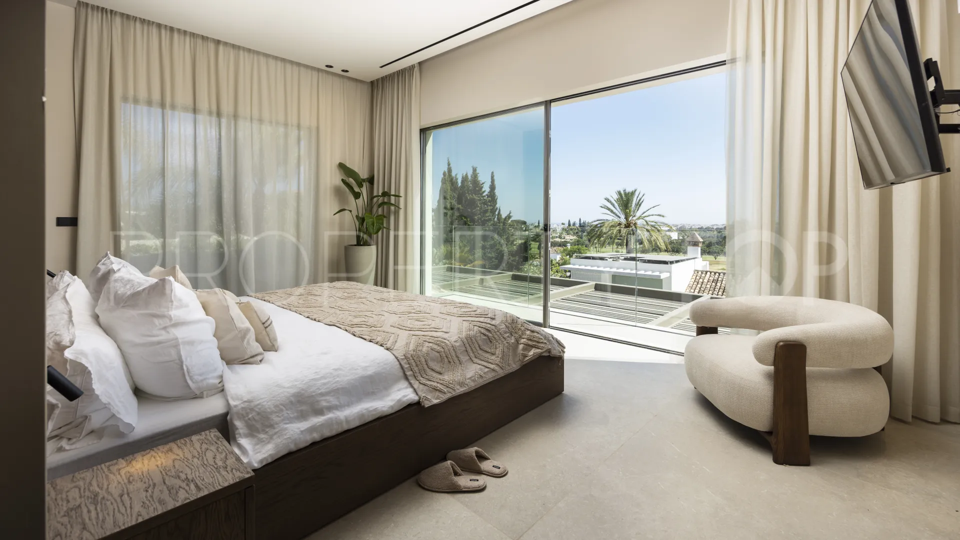 For sale villa in Nueva Andalucia
