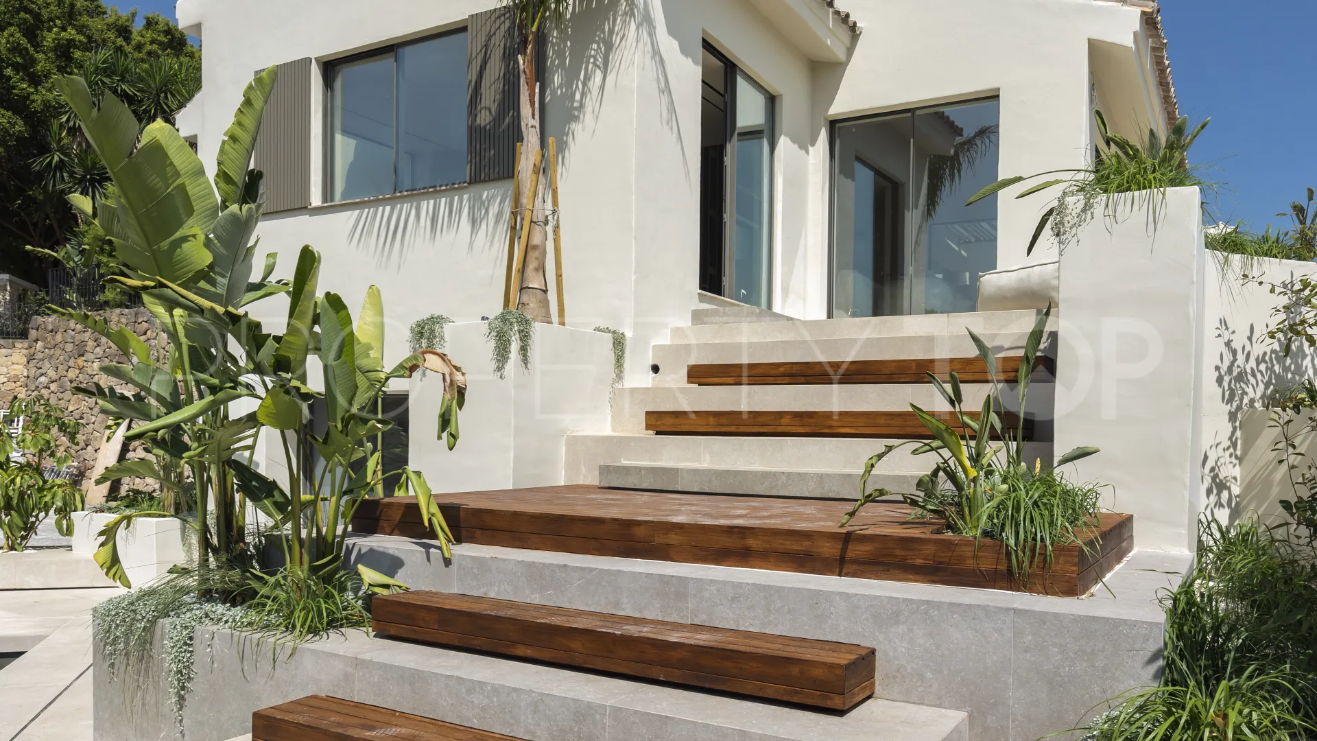 For sale villa in Nueva Andalucia